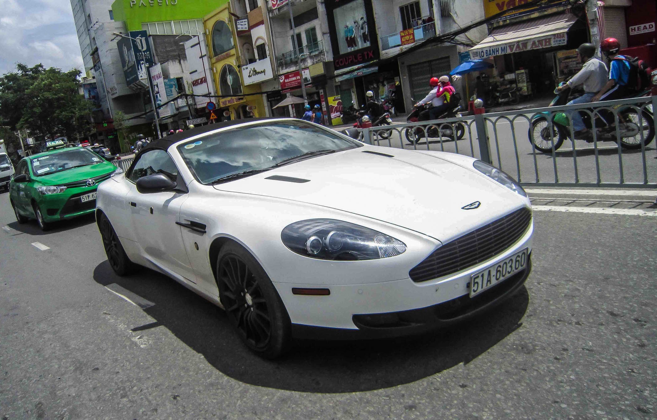 Sieu xe Aston Martin DB9 mau la cua dai gia ca phe hinh anh