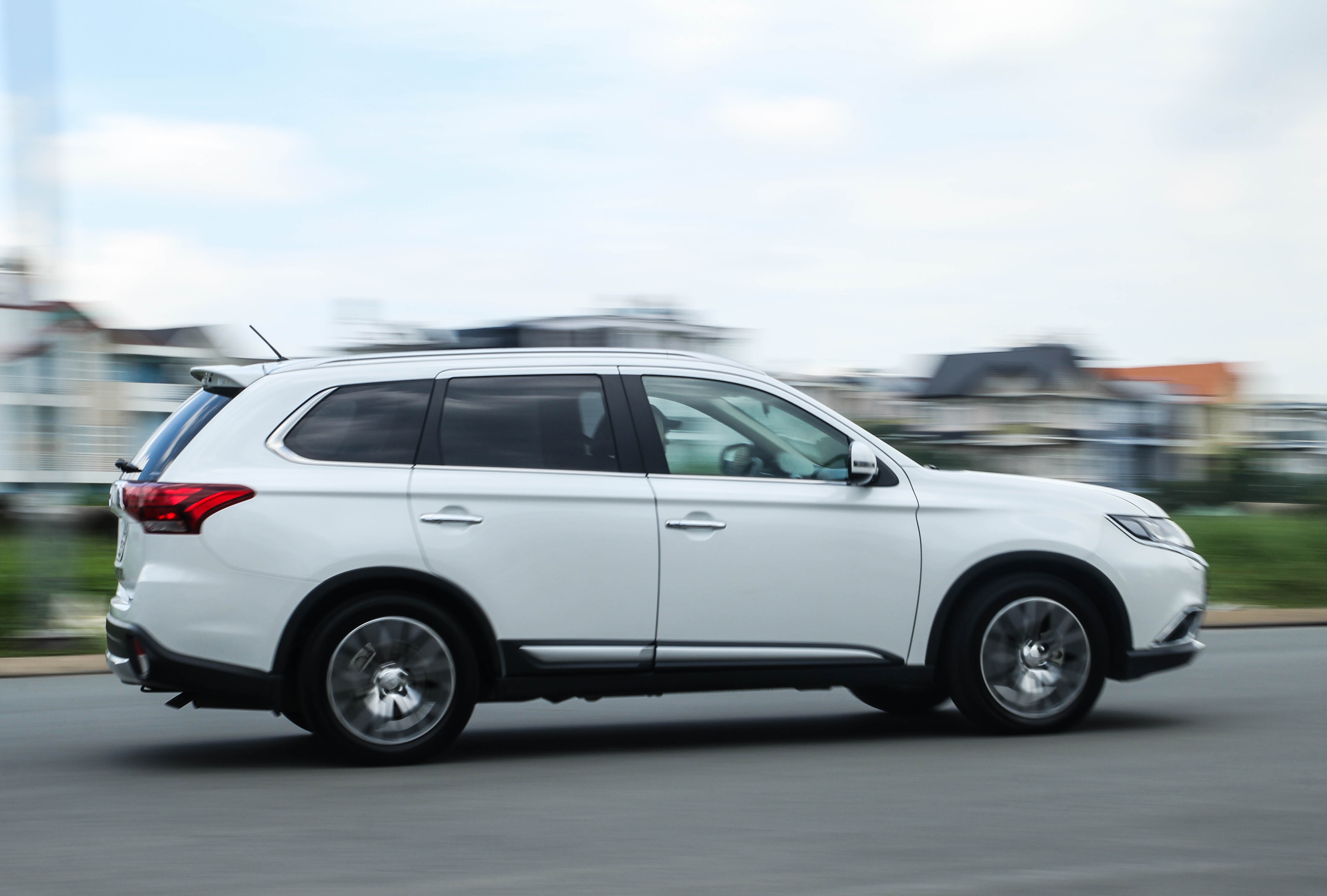 Mitsubishi Outlander: Nhieu trang bi, cho duoc 7 nguoi hinh anh