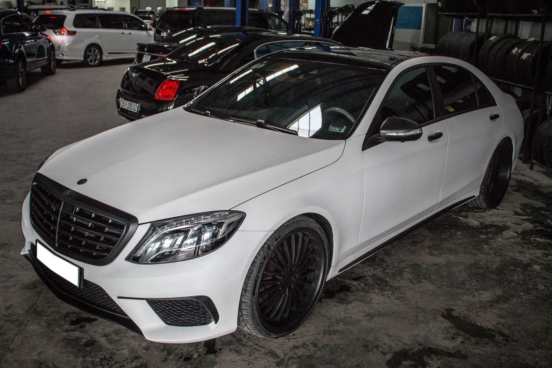 Mercedes S500 dan decal don gian tai Sai Gon hinh anh