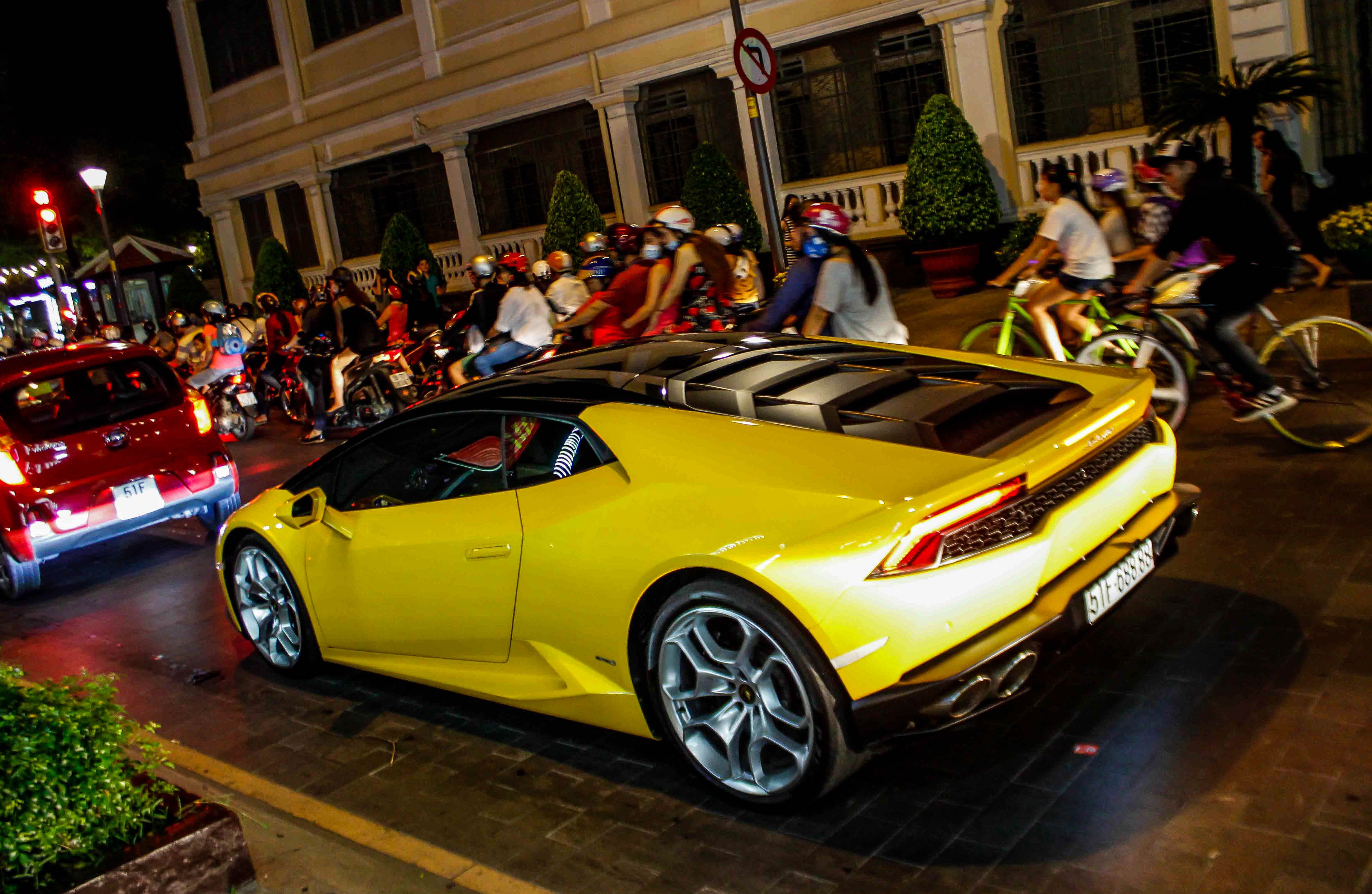 Cuong Do La lai sieu xe cho Ha Vi anh 3