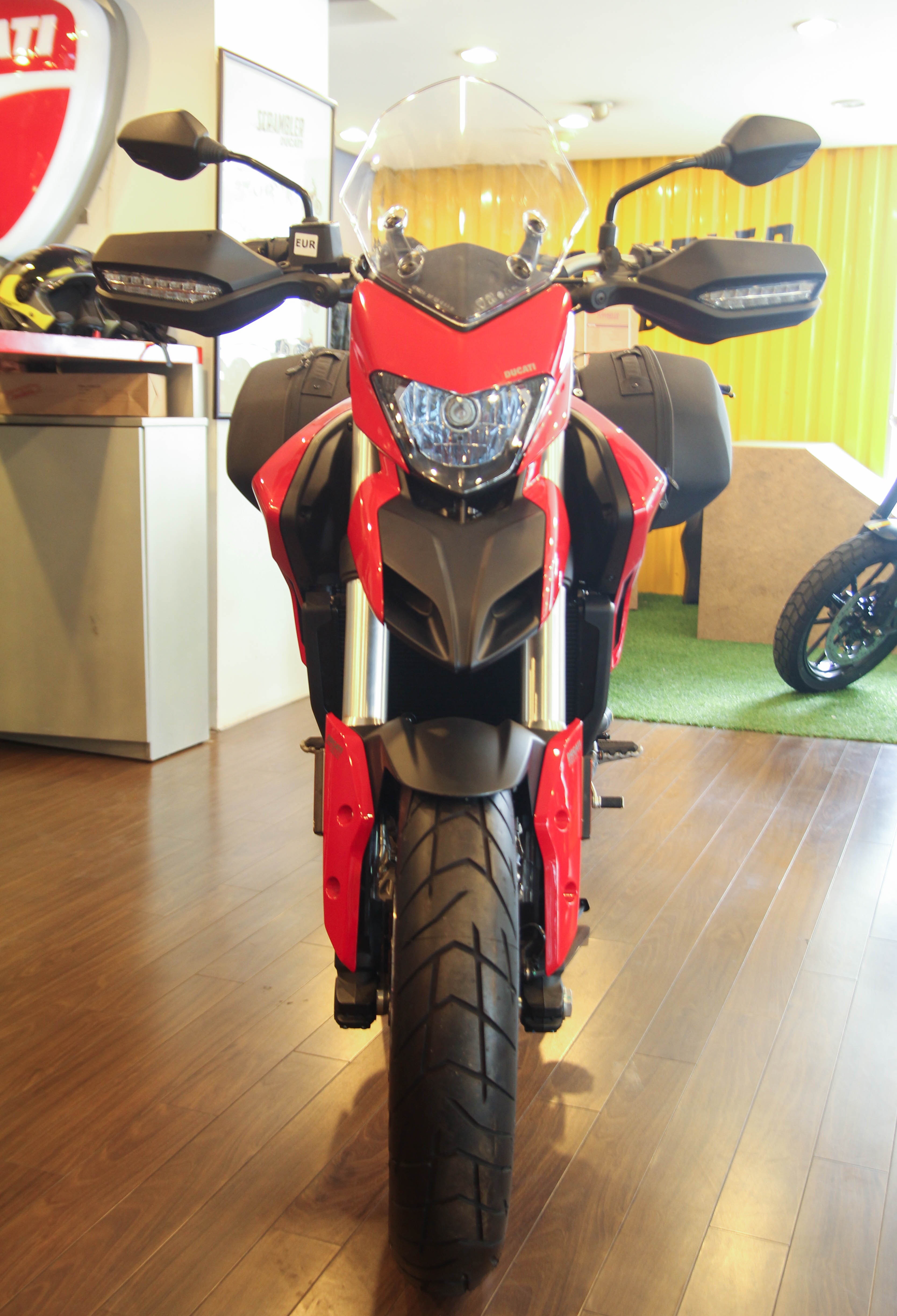 Ducati Hyperstrada 939 o Viet Nam anh 2