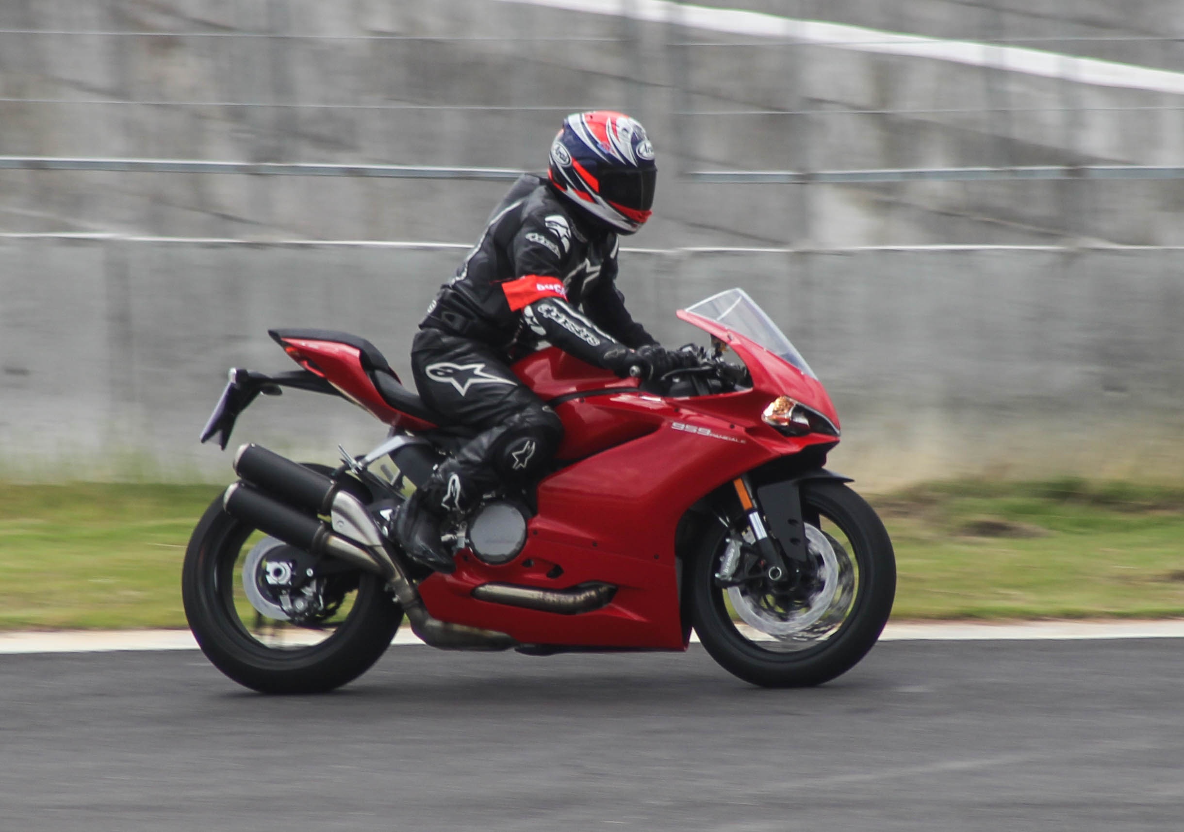 Hang tram biker do ve Long An lai thu Ducati hinh anh