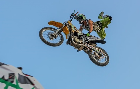 Hang nghin nguoi xem bieu dien xe bay o Can Tho hinh anh