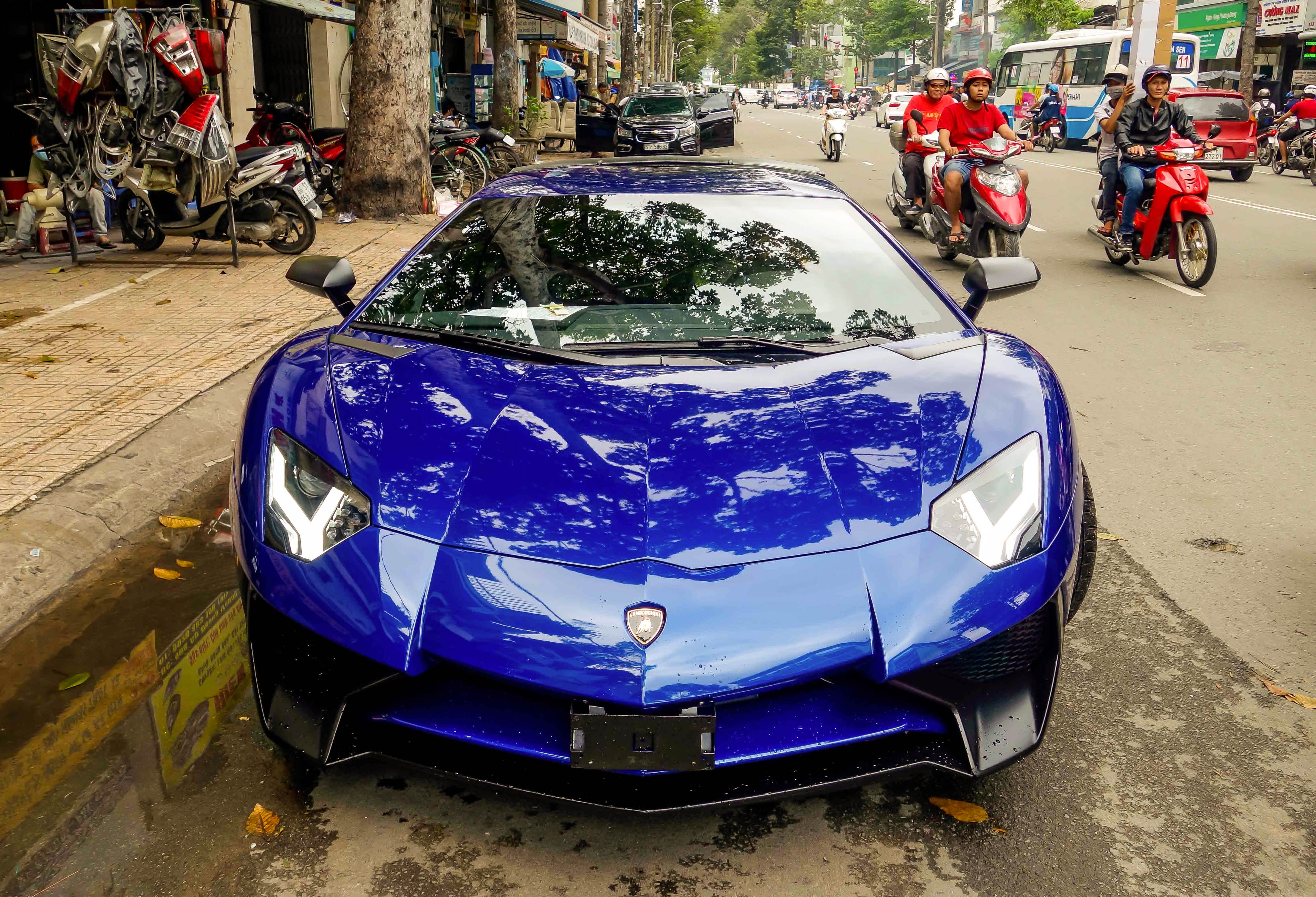 Minh Nhua mua hai sieu xe anh 1