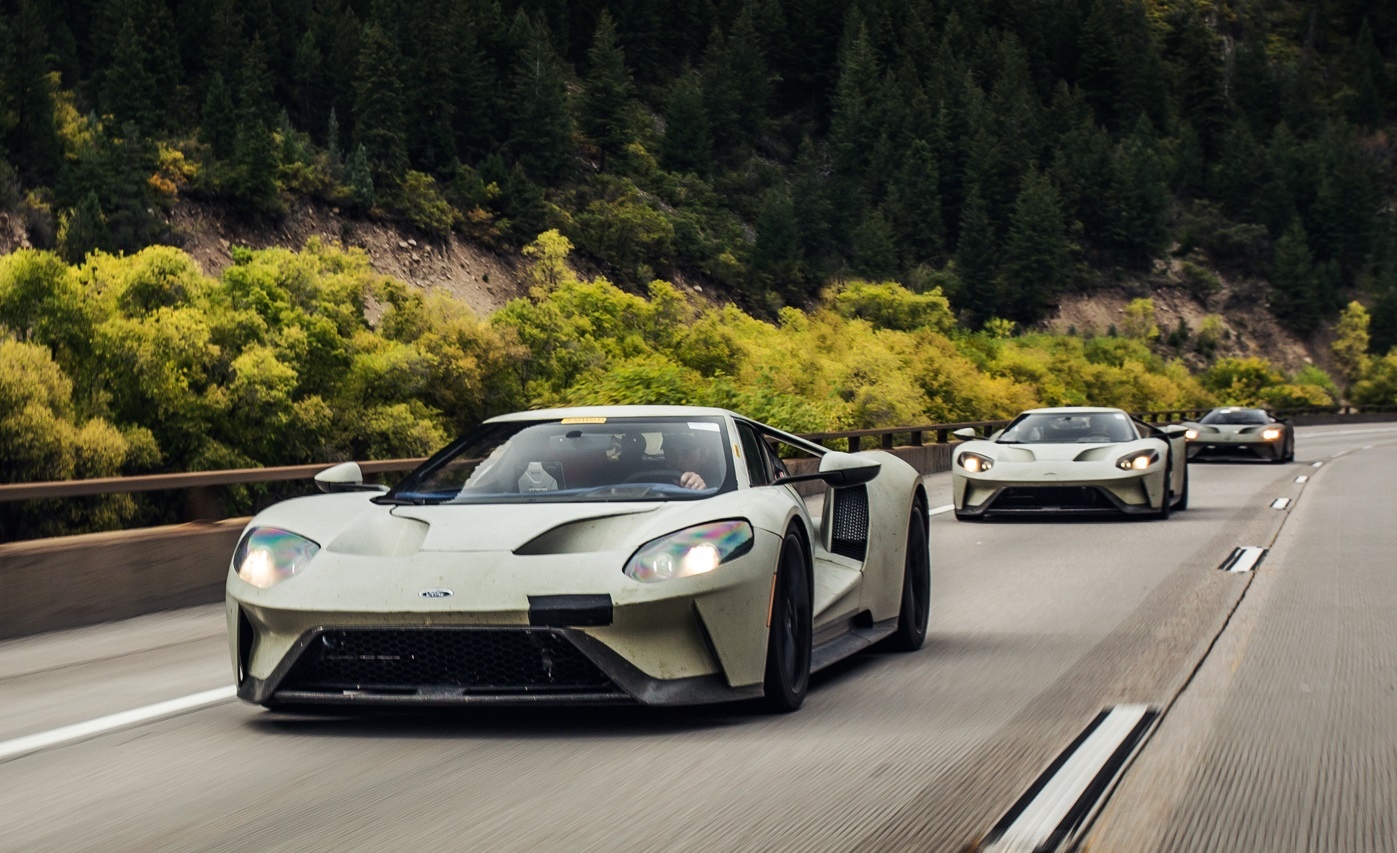 Sieu xe Ford GT chay qua toc do tren duong hinh anh