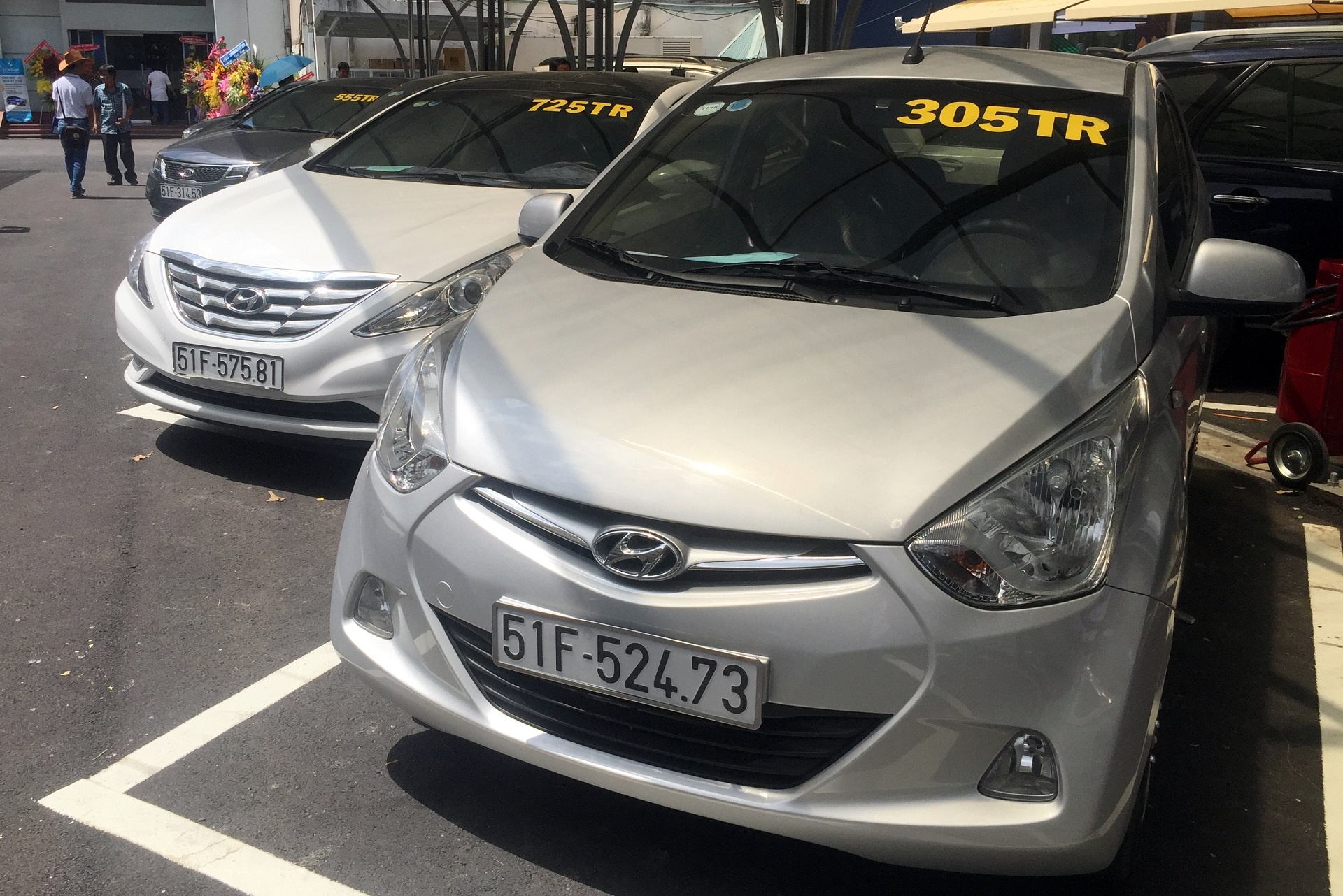 Mua oto lan dau: Xe cu hay moi loi hon? hinh anh