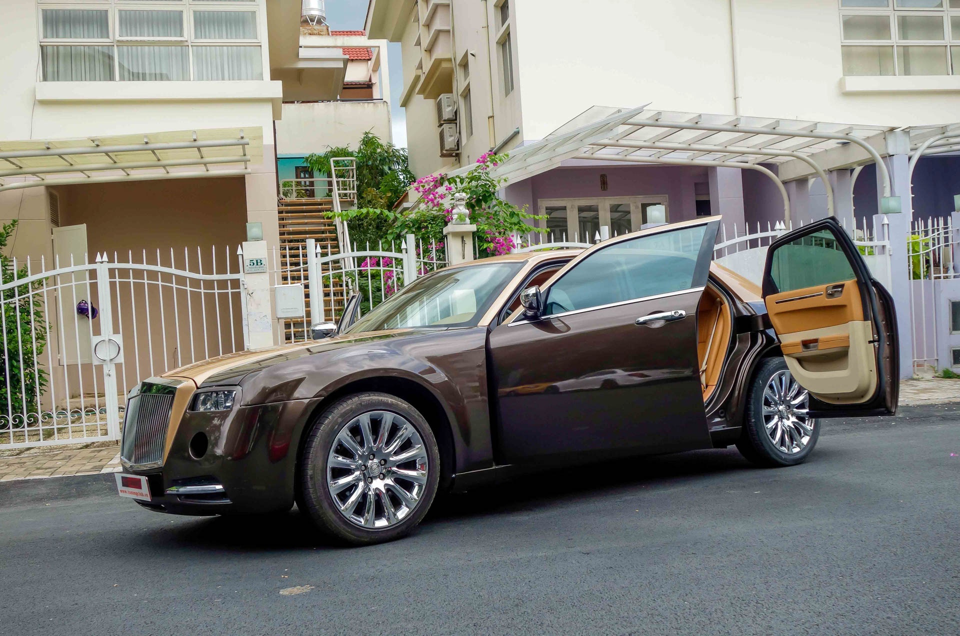 Tho Viet do Chrysler 300C thanh 'Rolls-Royce' het 200 trieu hinh anh
