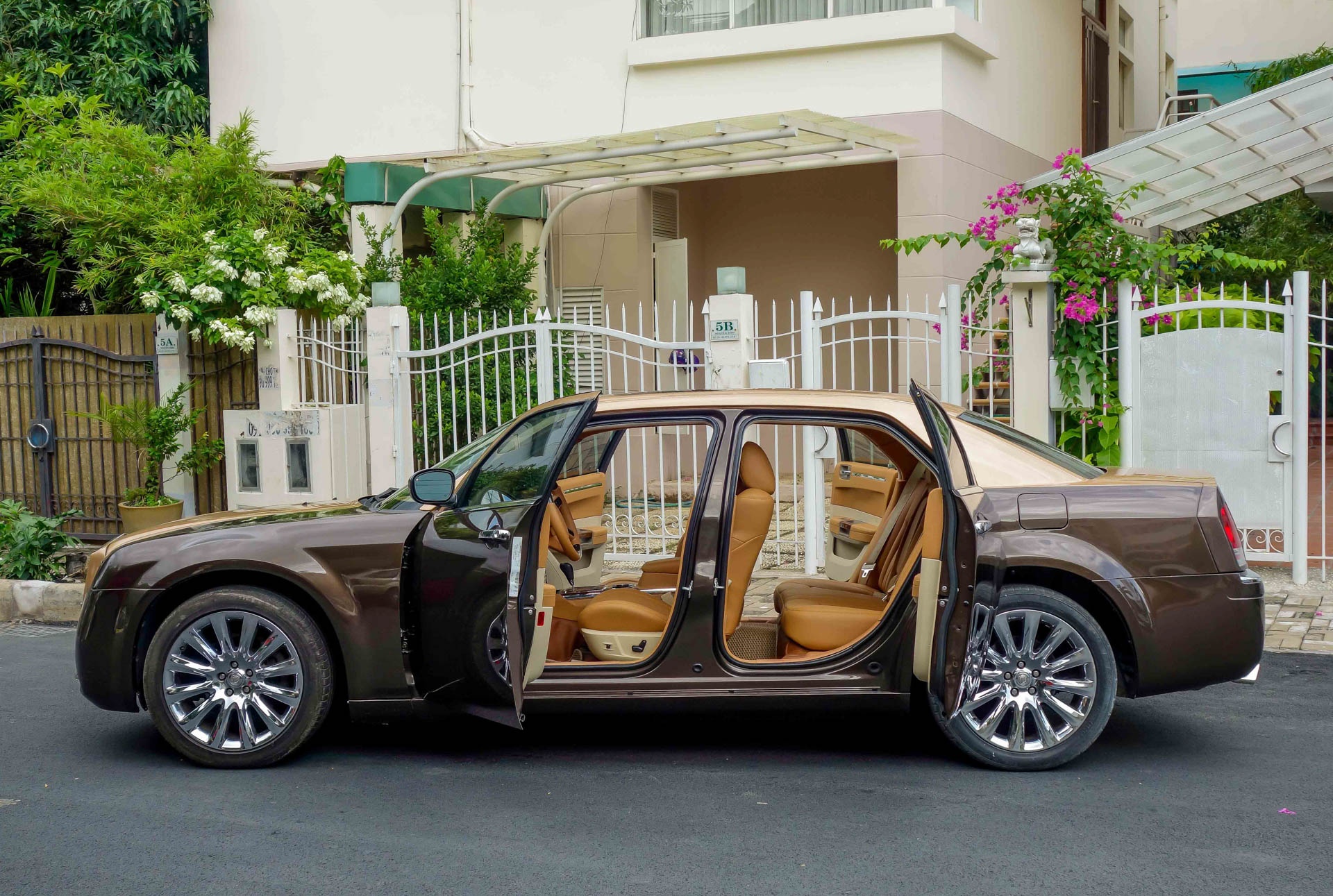 ​​Chrysler 300C do thanh Rolls-Royce anh 4