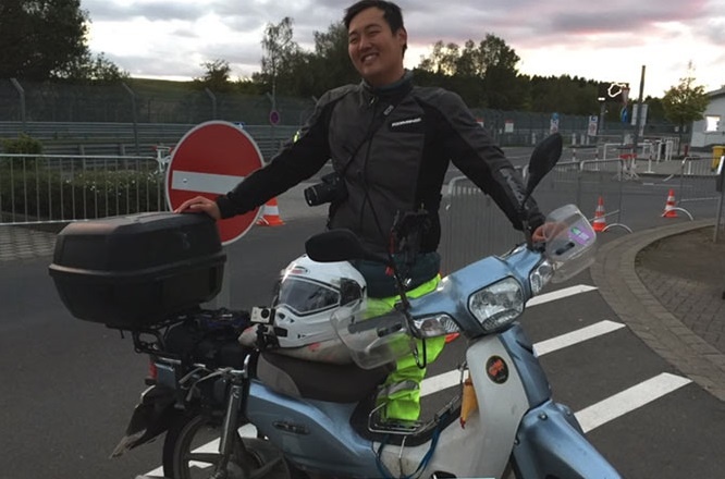 Chang trai chay Honda Super Cub tu Han Quoc sang Duc hinh anh