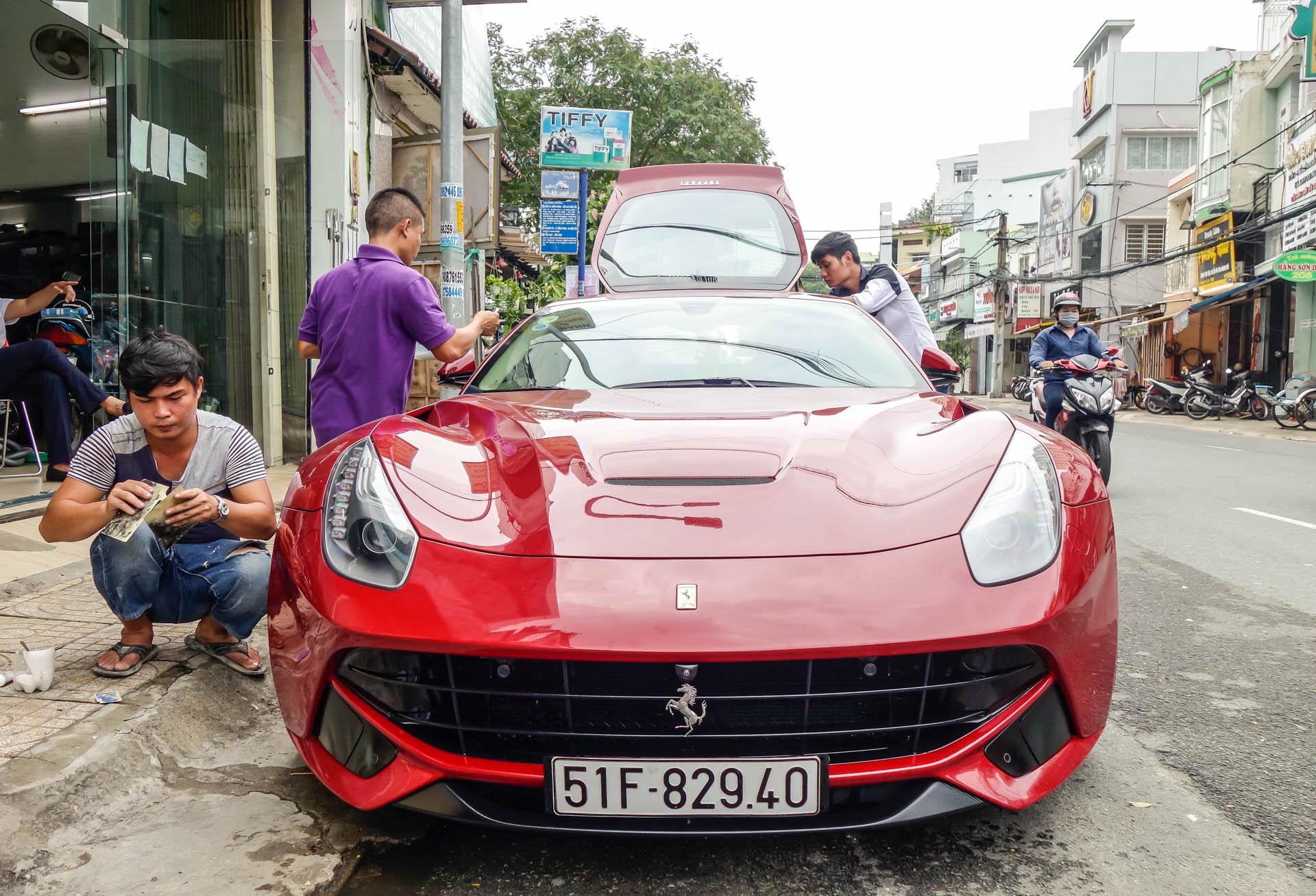 Sieu xe Ferrari F12 ban do nhap Dubai ra bien so Sai Gon hinh anh