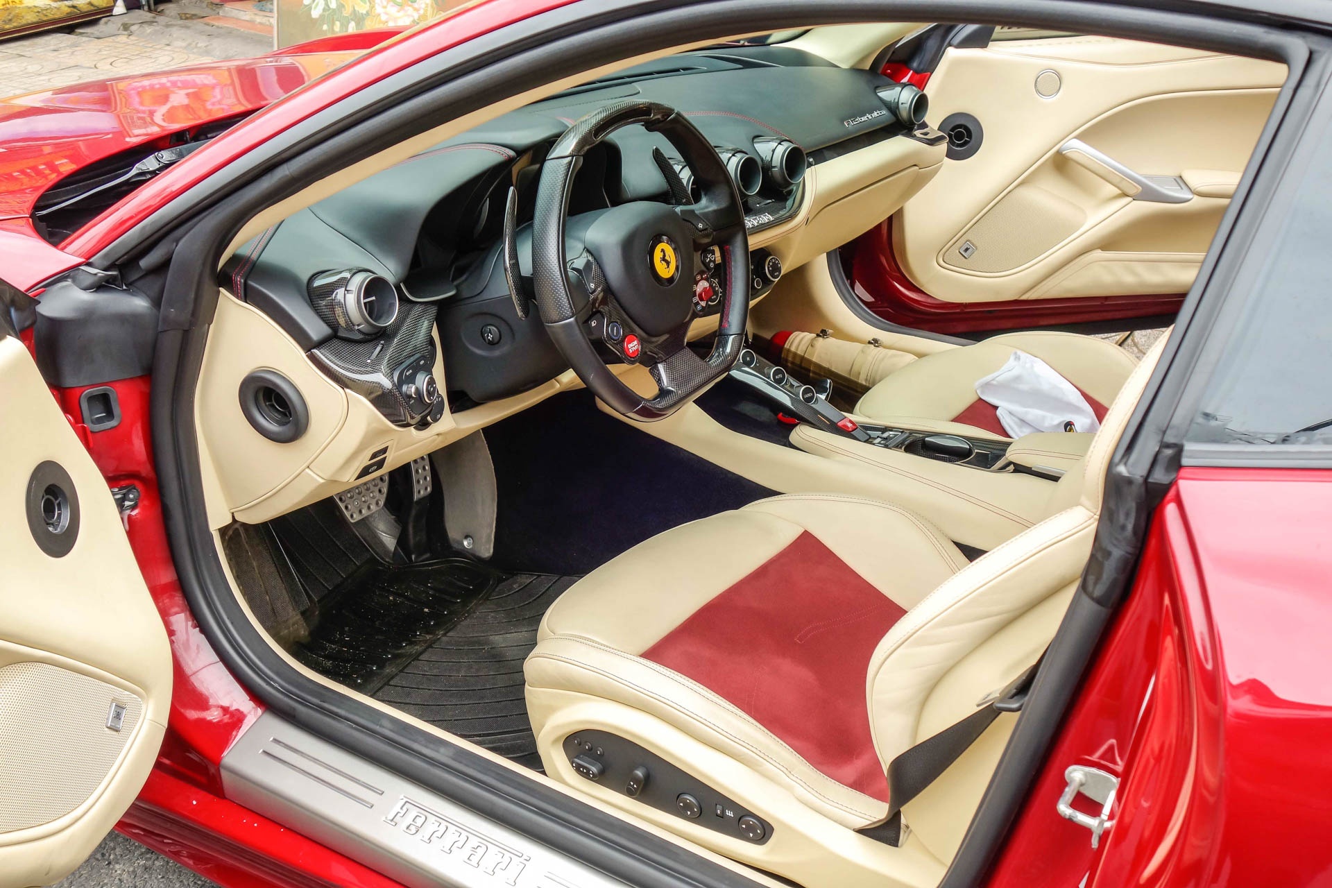 Ferrari F12 nhap Dubai o Sai Gon anh 5