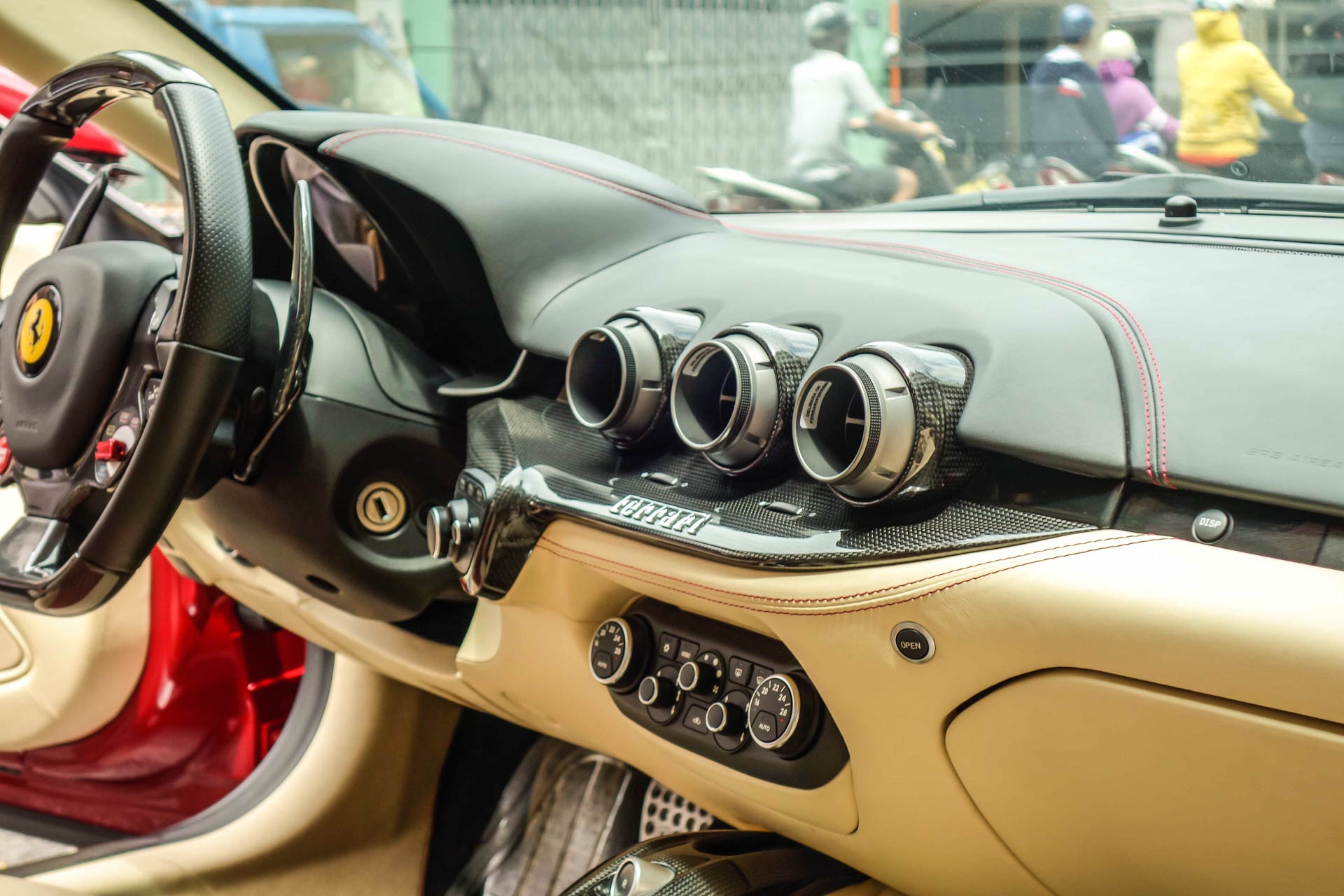 Ferrari F12 nhap Dubai o Sai Gon anh 7