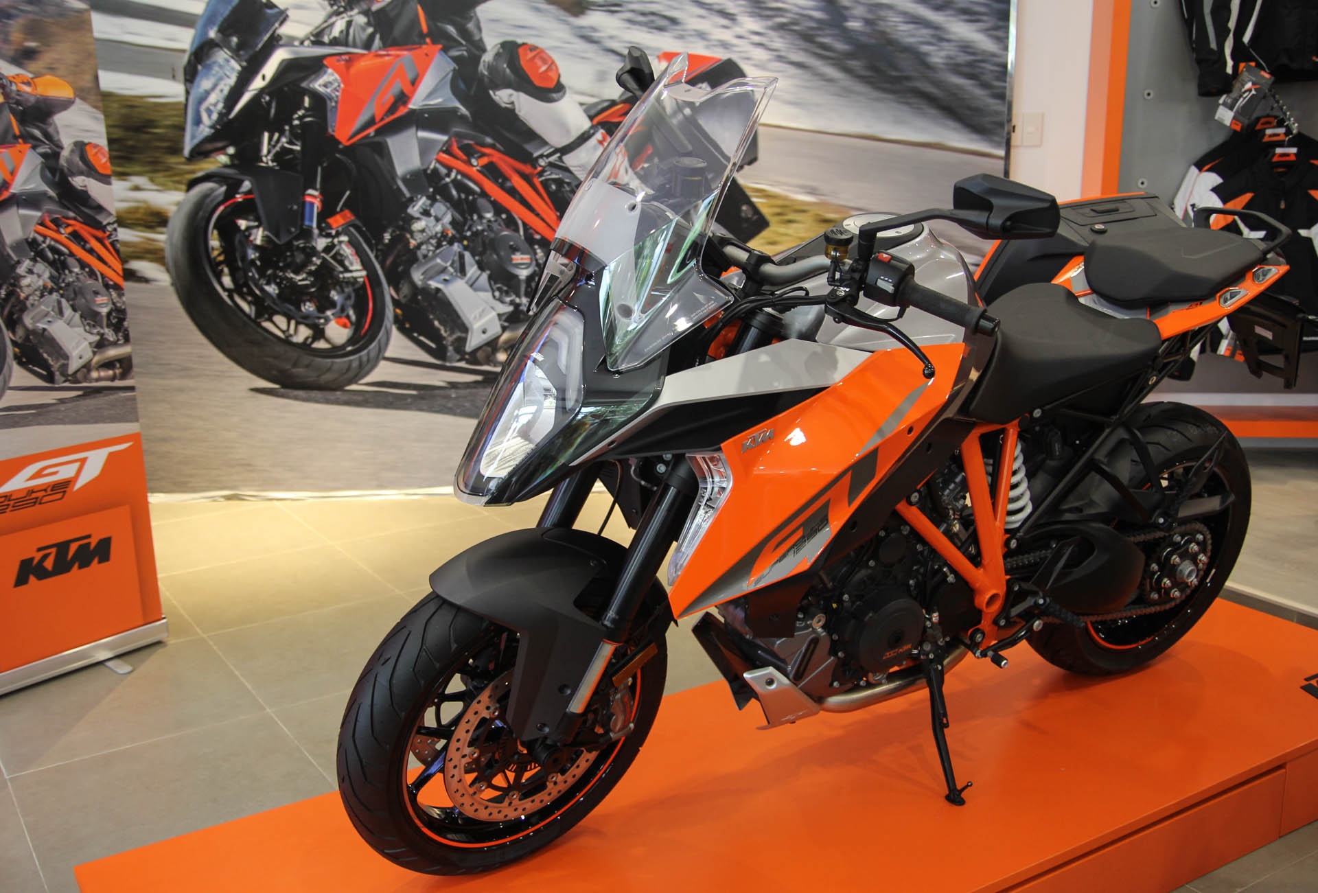 gia KTM 1290 Super Duke GT tai Viet Nam anh 2