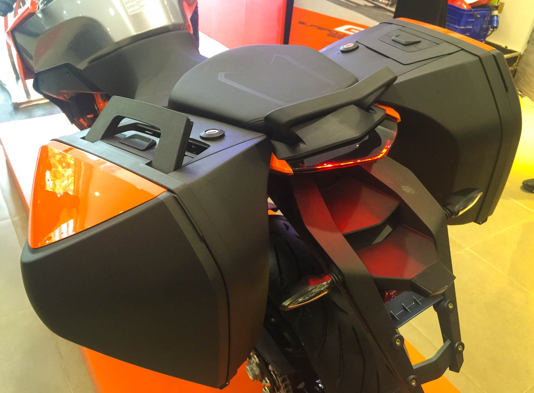 gia KTM 1290 Super Duke GT tai Viet Nam anh 6