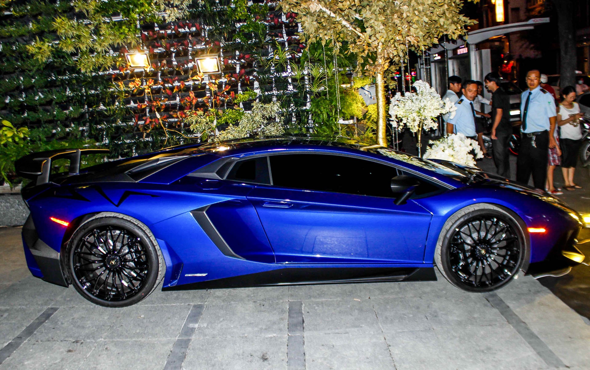 Dai tiec Lamborghini cua Minh Nhua o Sai Gon hinh anh