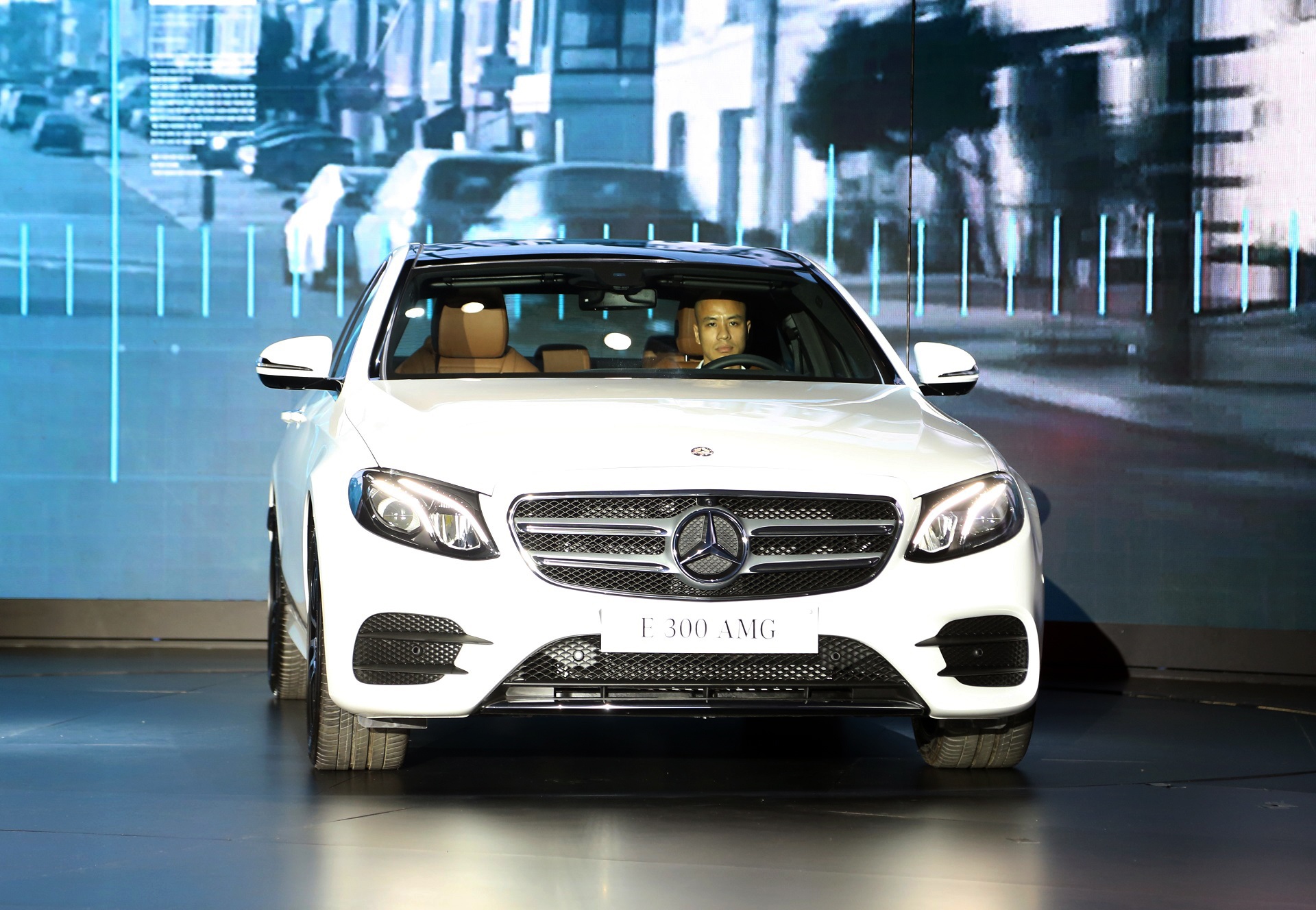 Chi tiet Mercedes E300 AMG gia tren 3 ty vua ra mat tai VN hinh anh