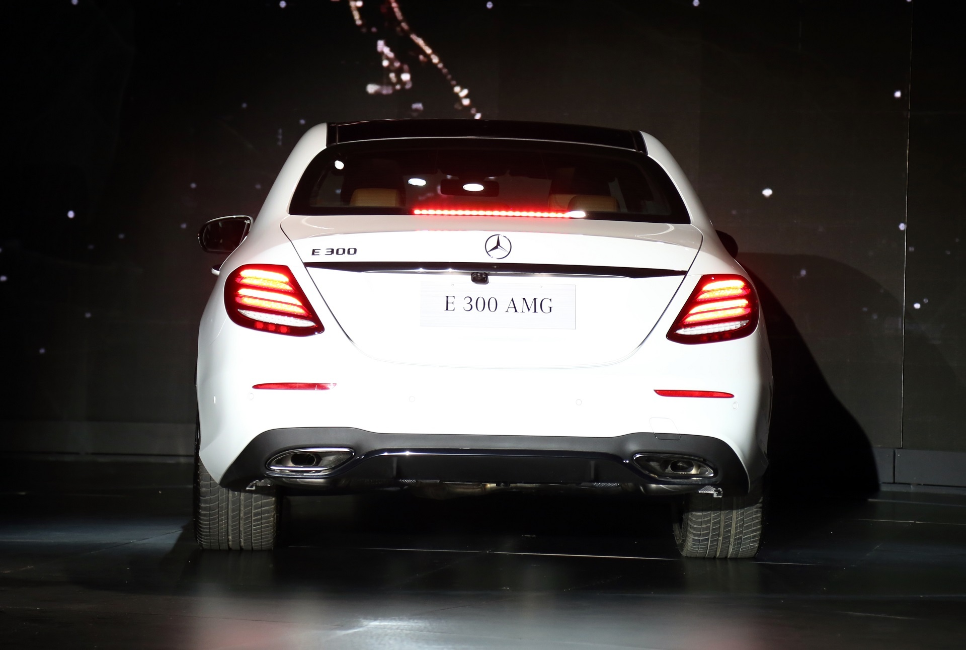 Mercedes E-class moi ra mat tai Viet Nam anh 3