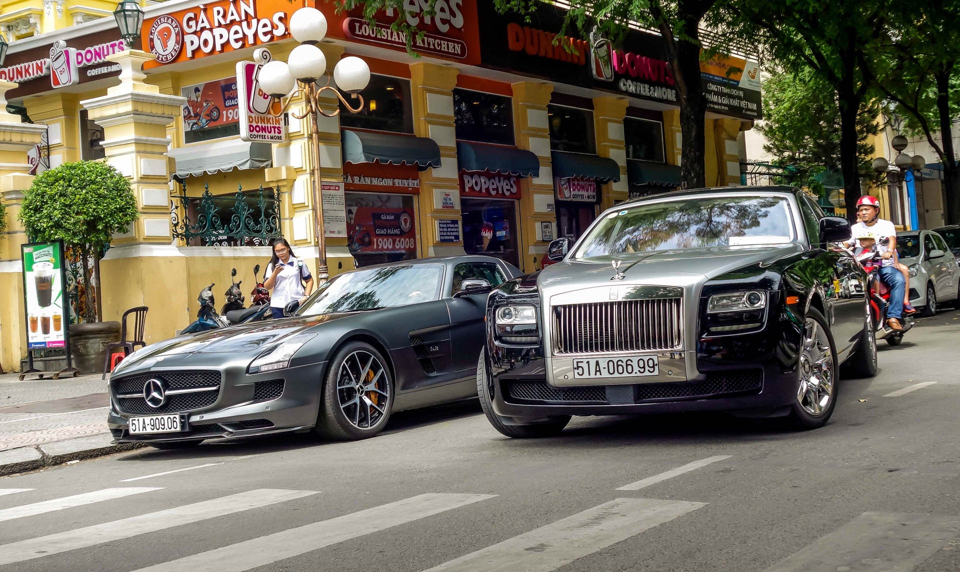 Hai sieu xe nha chong Ha Tang xuat hien tren pho Sai Gon hinh anh