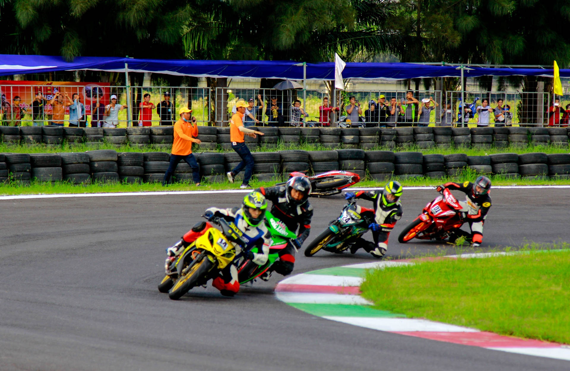 dua Winner Happy Land anh 9