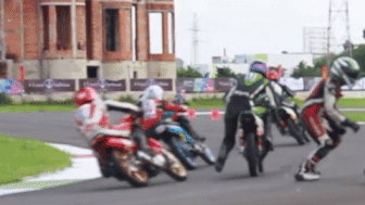 Va cham lien hoan tai giai dua moto o Long An hinh anh