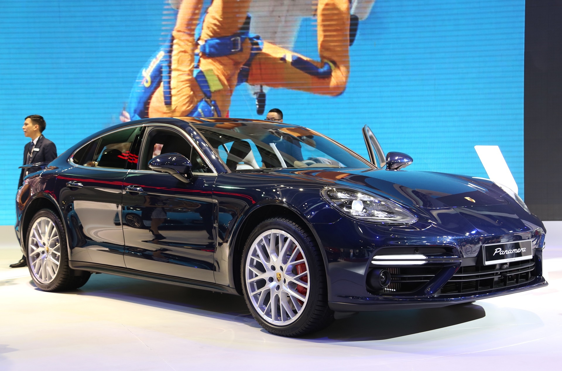 Trai nghiem nhanh Porsche Panamera moi gia 10,6 ty dong hinh anh