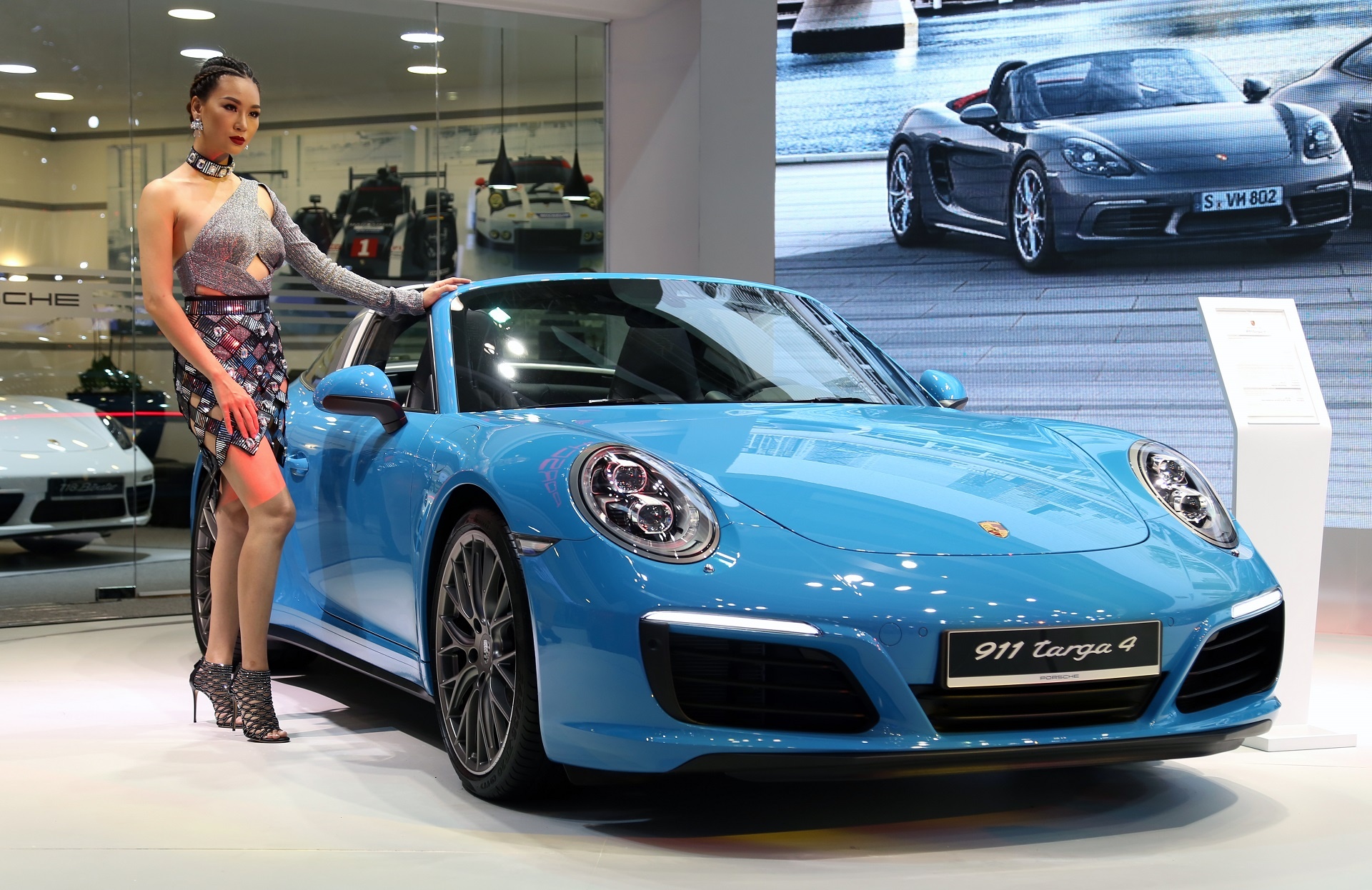 Porsche 911 dan dong 4 banh gia tren 8 ty tai Viet Nam hinh anh