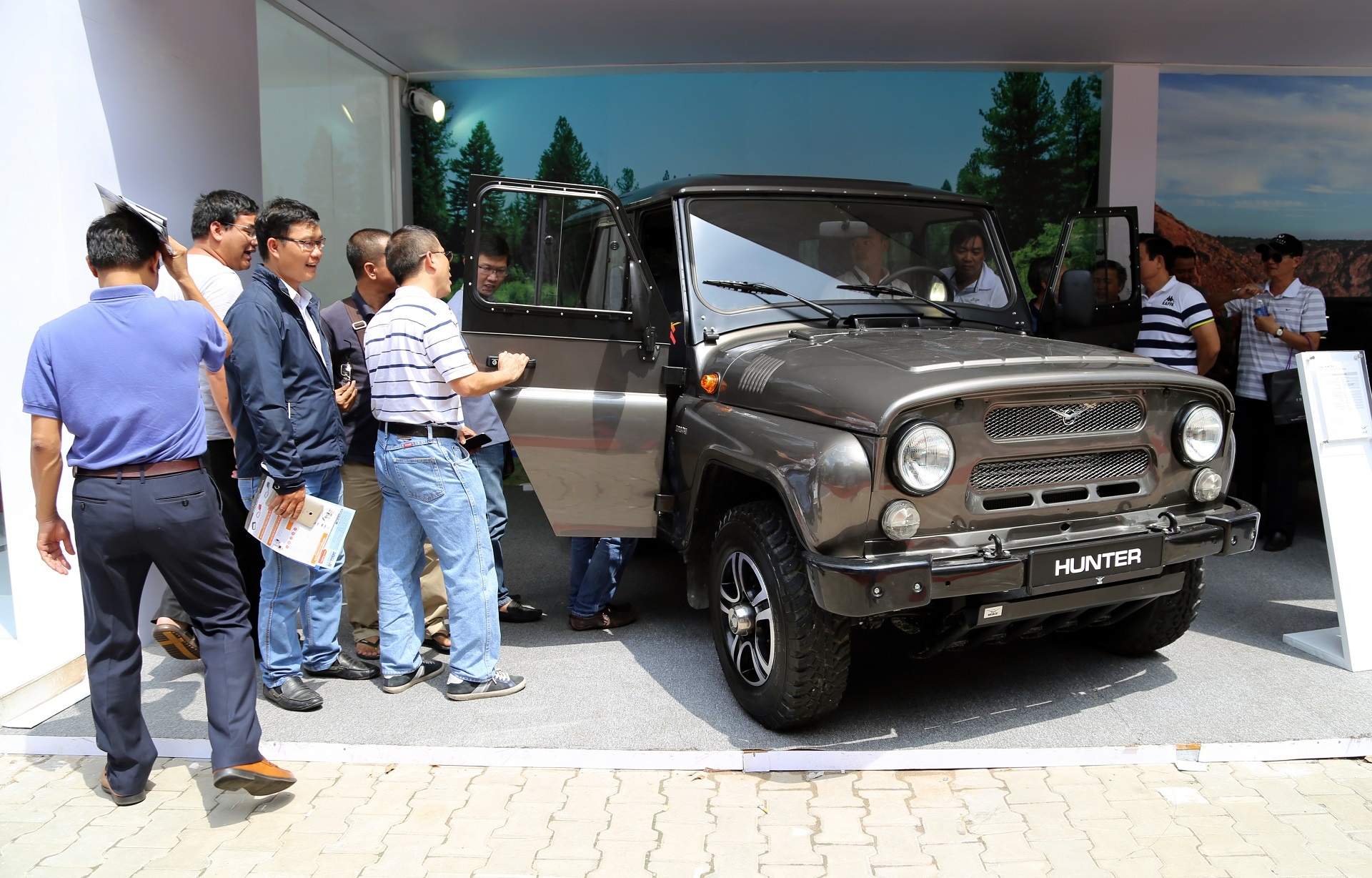 Gia UAZ Hunter tai Viet Nam anh 2