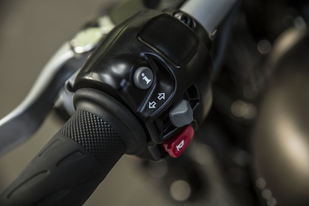 Triumph Bonneville Bobber 2017 anh 7