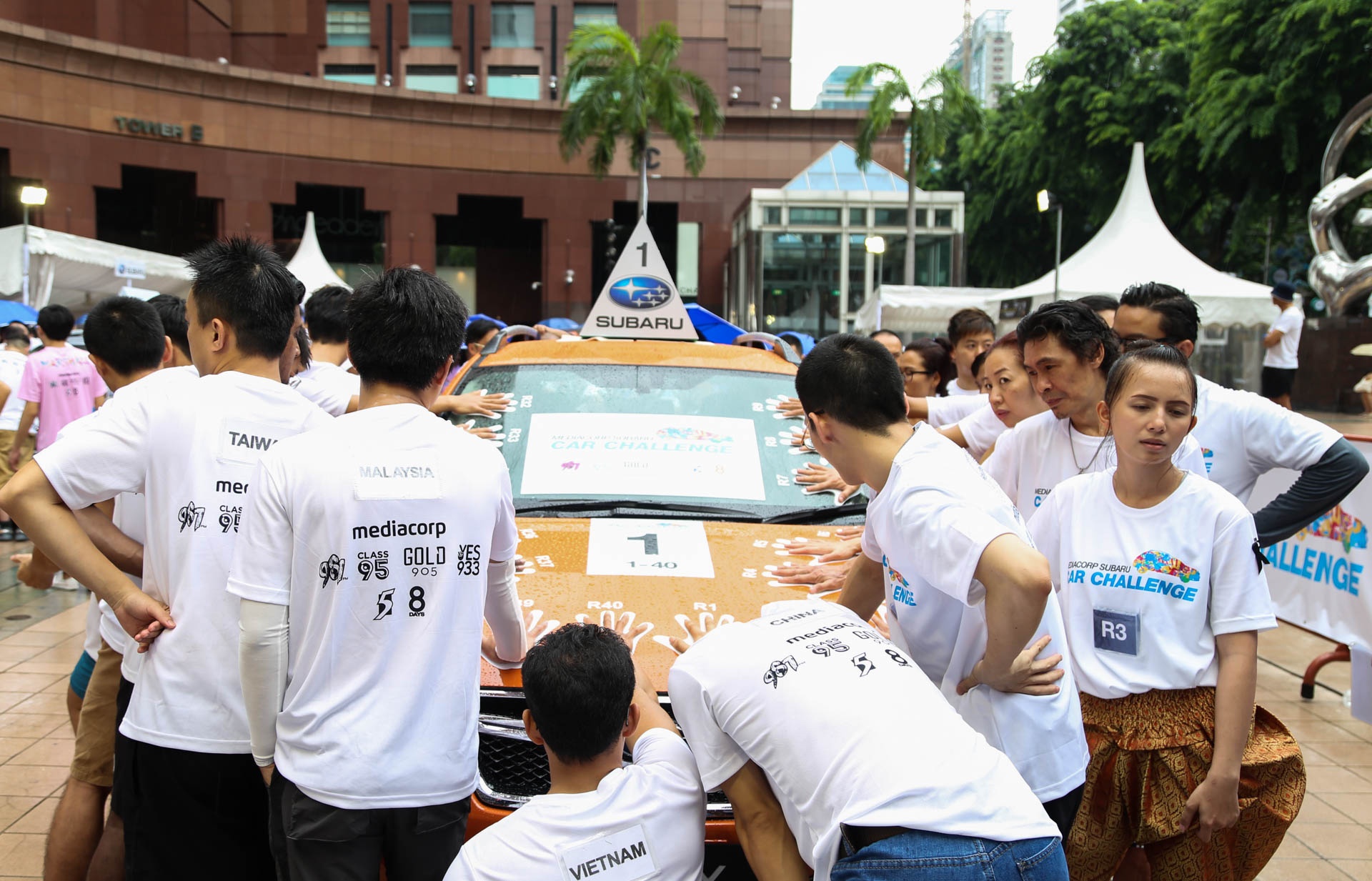 400 nguoi doi mua gianh chiec Subaru 1,3 ty dong hinh anh