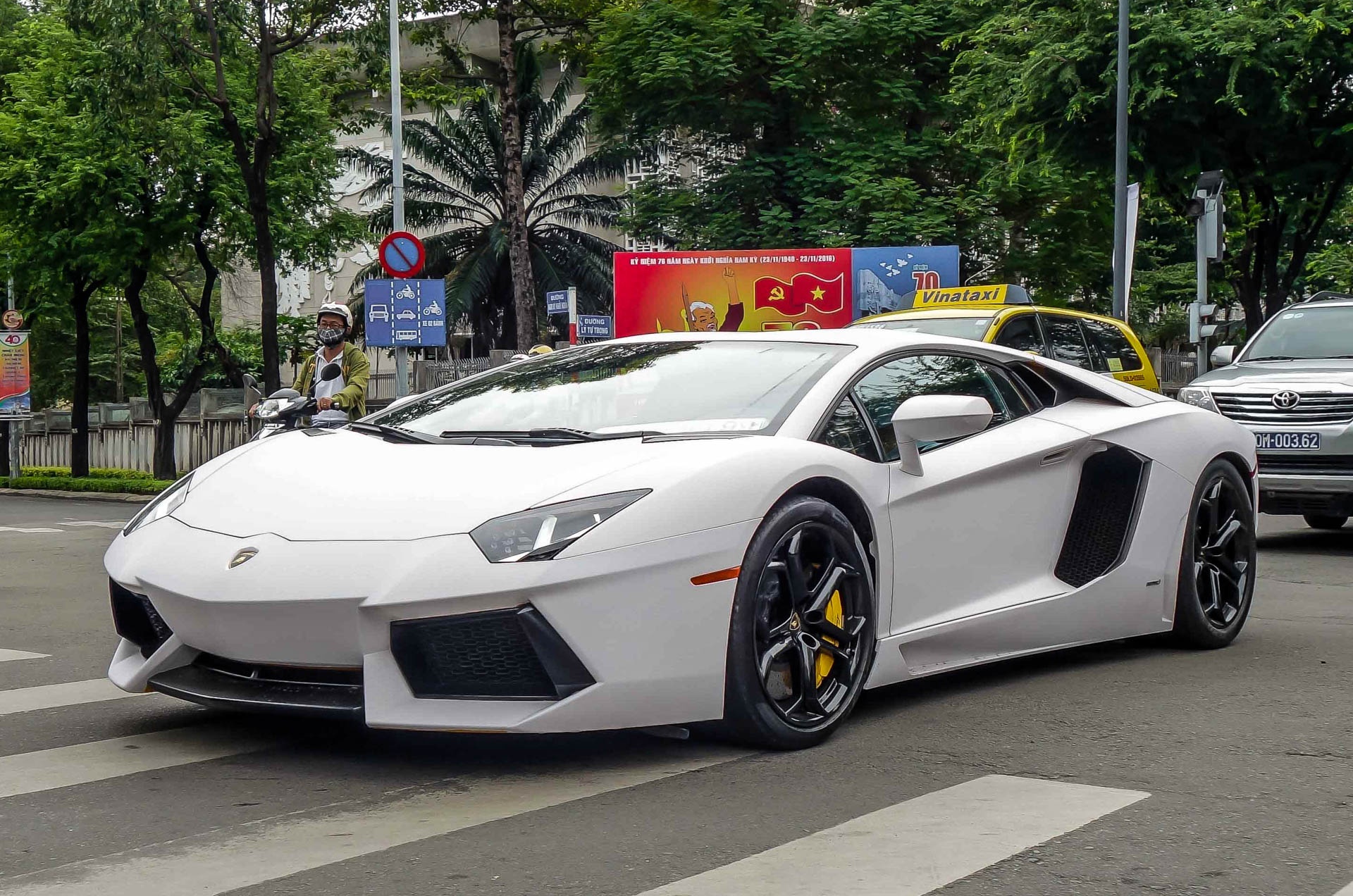 Lamborghini Aventador dau tien Viet Nam doi mau hinh anh