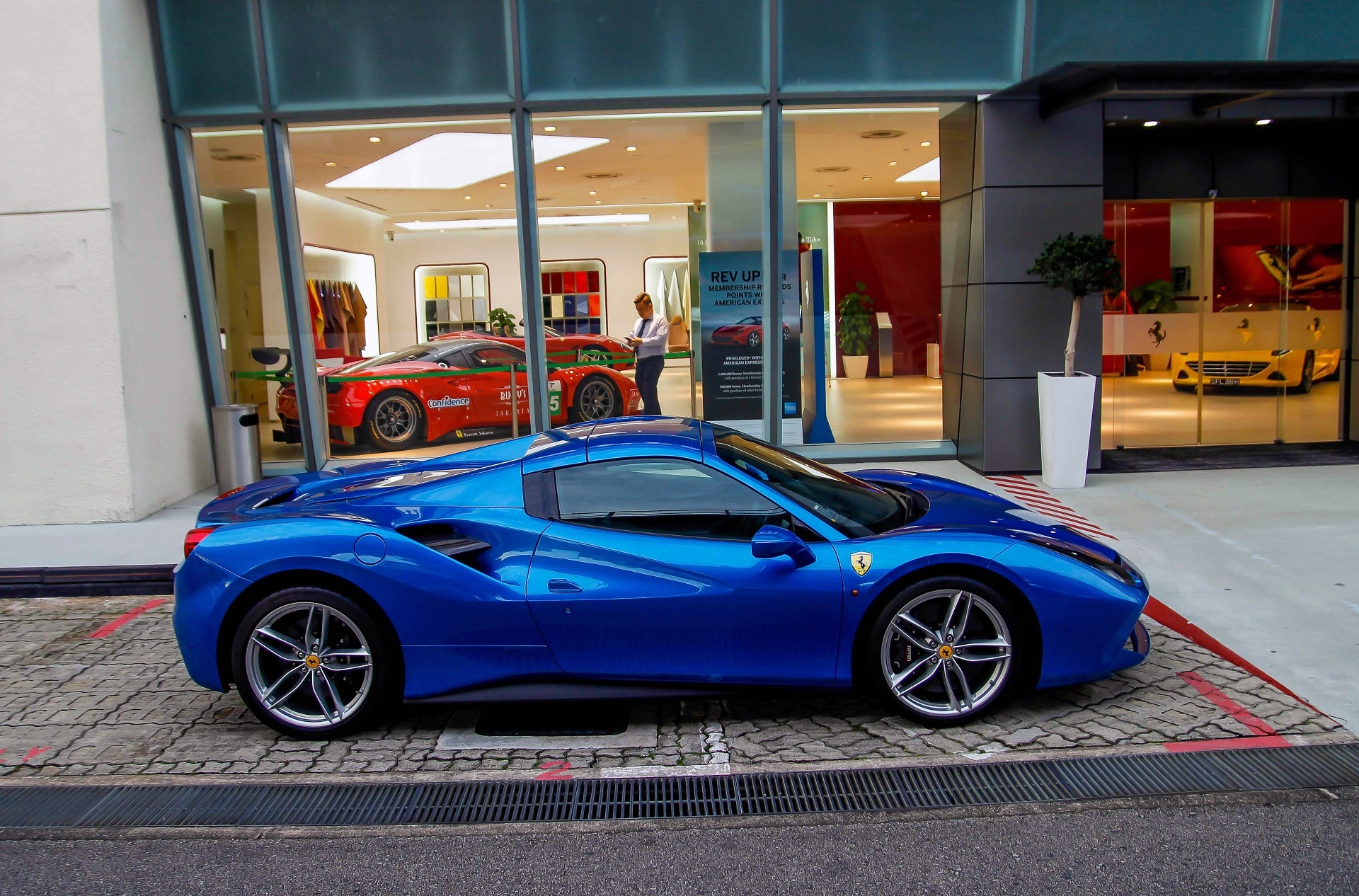 Dai gia Singapore chi bao nhieu tien de so huu Ferrari hinh anh