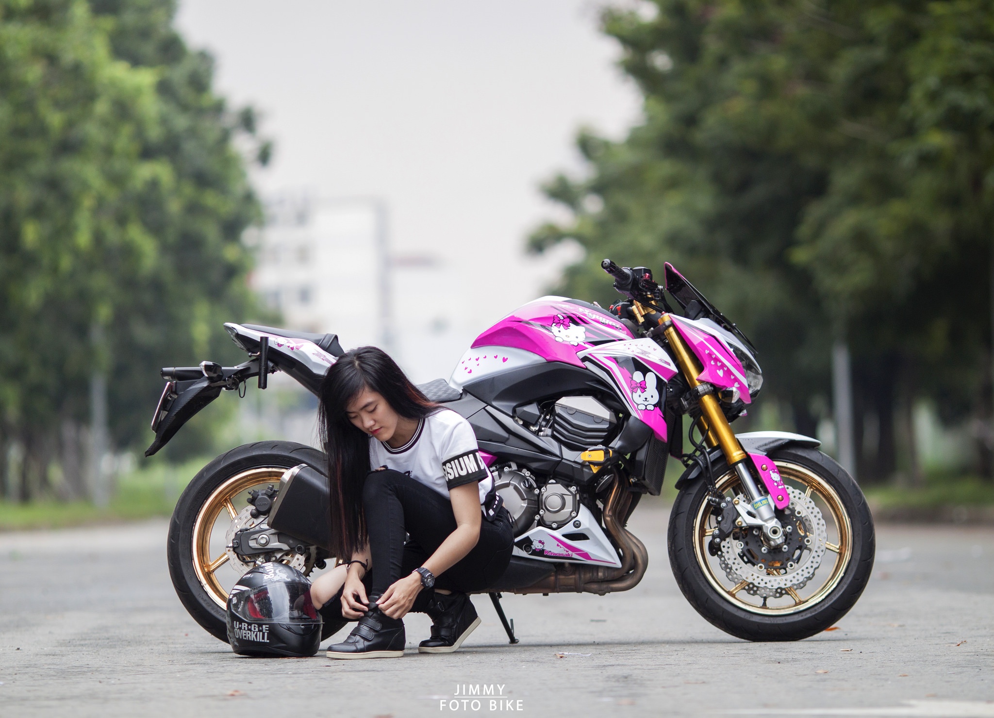 Kawasaki Z800 do Hello Kitty cua nu biker Sai Gon hinh anh