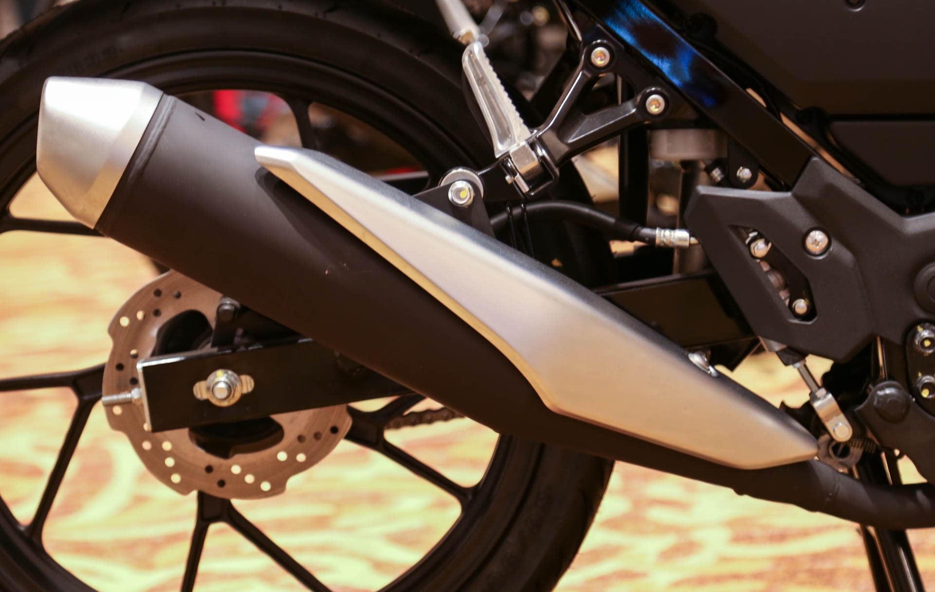 Suzuki Raider 2016 ra mat tai Viet Nam anh 11