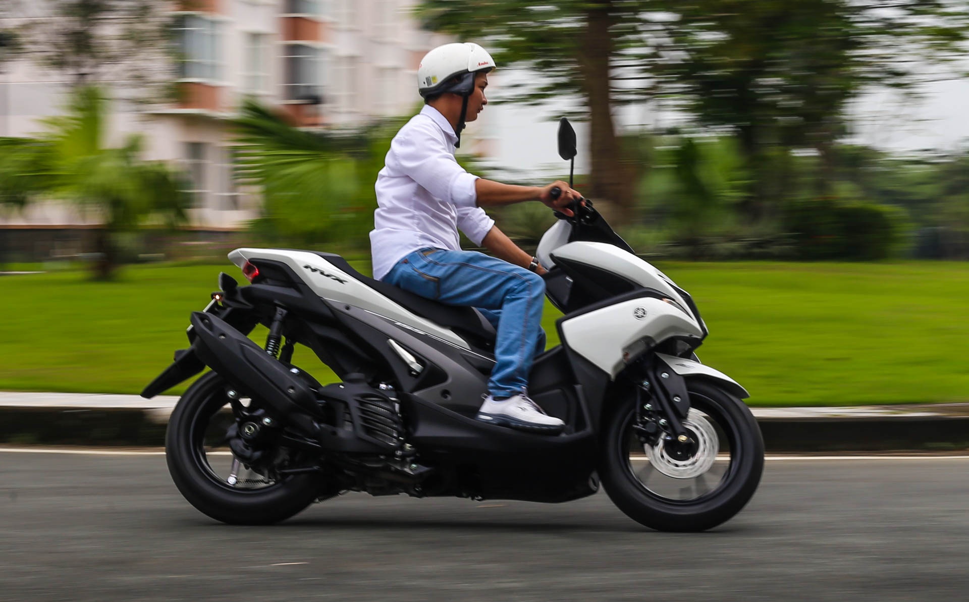 Yamaha NVX chay 40 km het 1 lit xang trong thanh pho hinh anh