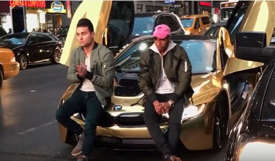 Nguoi dan ong dap vo kinh BMW i8 ma vang vi can tro giao thong hinh anh