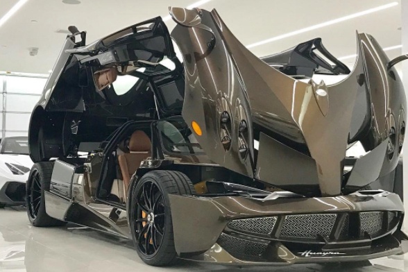 Nha tai phiet My tau Pagani Huayra hang doc hinh anh
