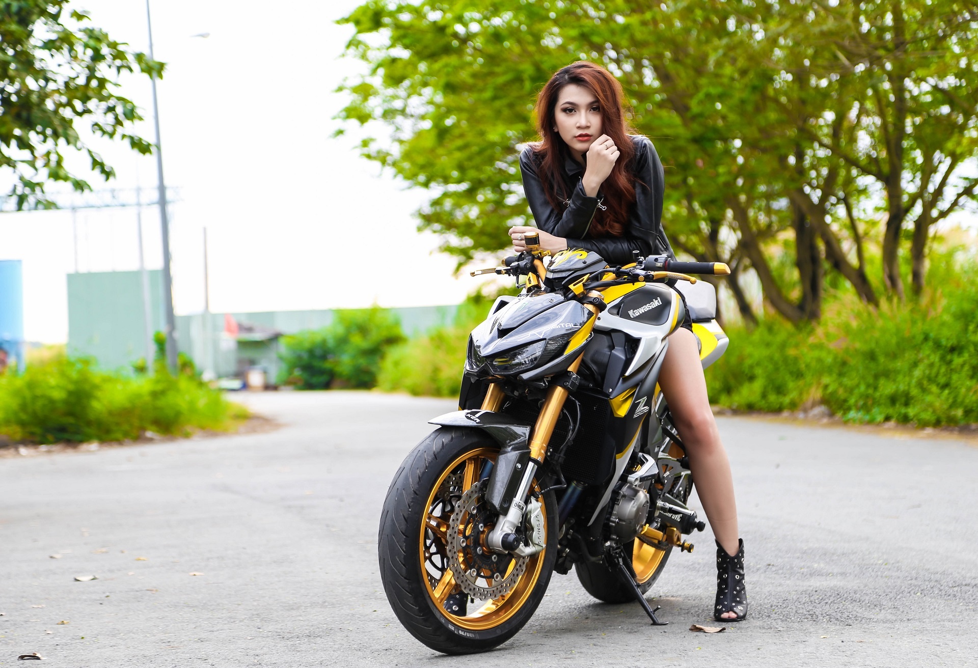 Chân dài đọ dáng cùng Kawasaki Z1000 ảnh 2 Chan dai do dang cung Kawasaki Z1000 anh 2