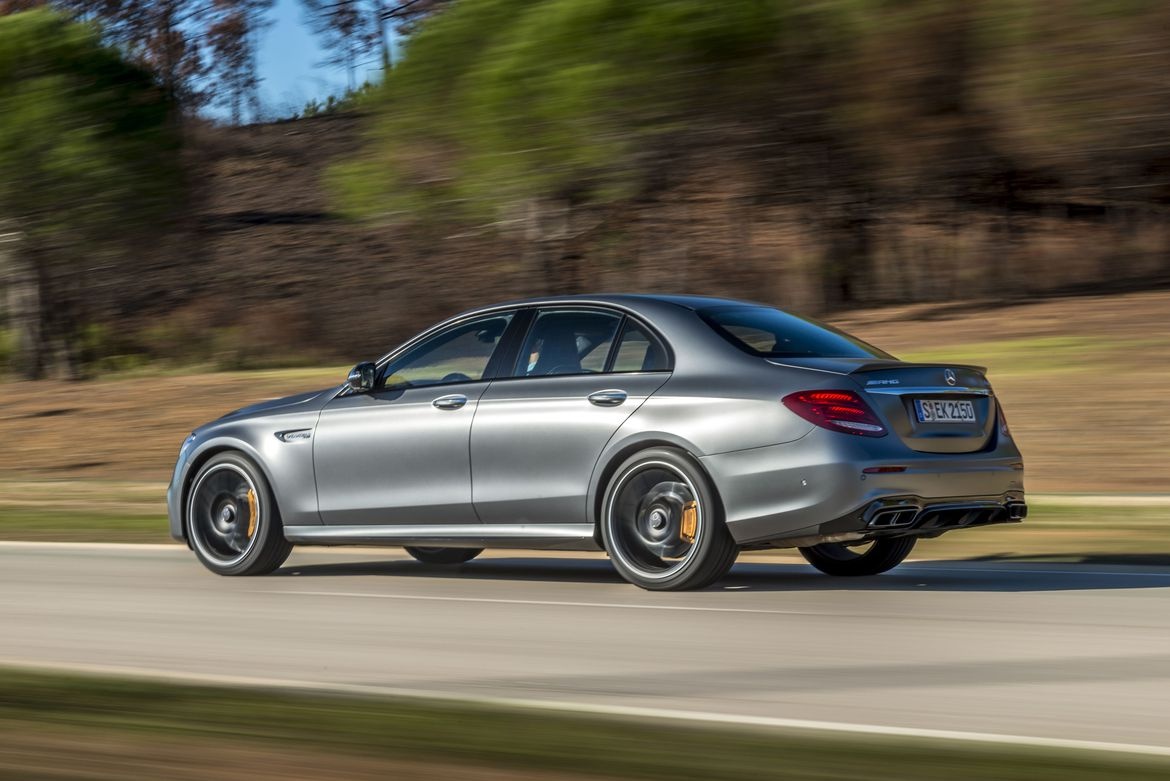 Mercedes E63 AMG: Sedan the thao thong minh nhat hinh anh