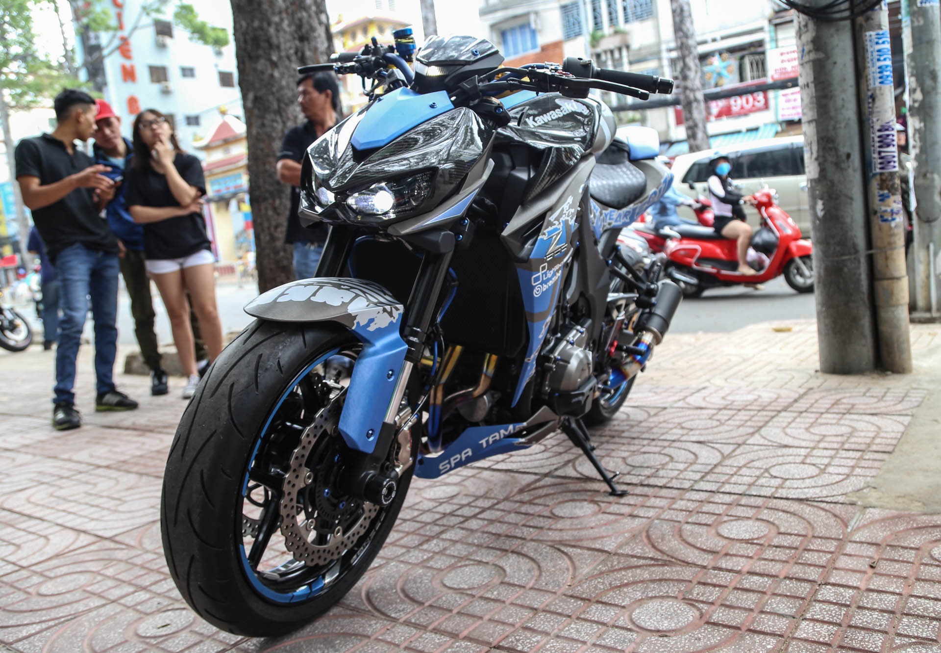 Kawasaki Z1000 do don Tet anh 1