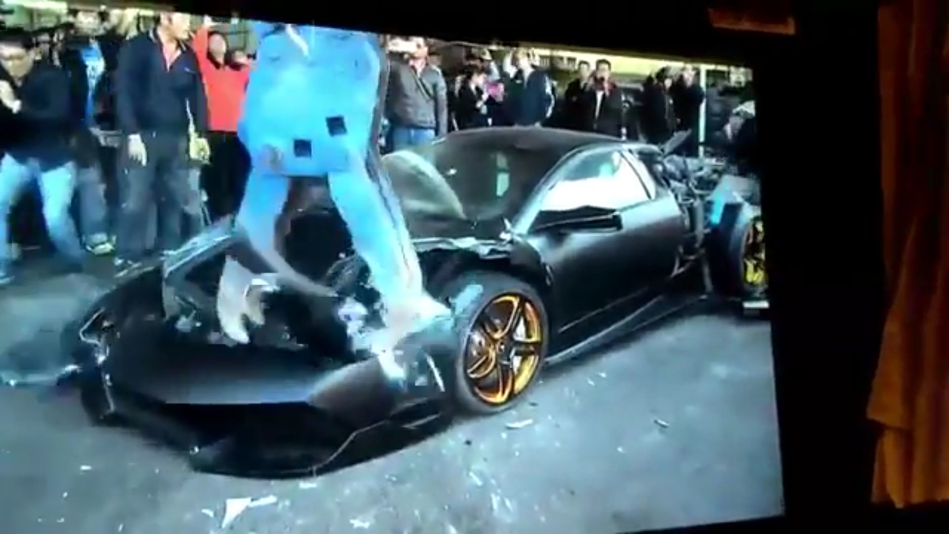 Dung may xuc pha nat sieu xe Lamborghini hinh anh