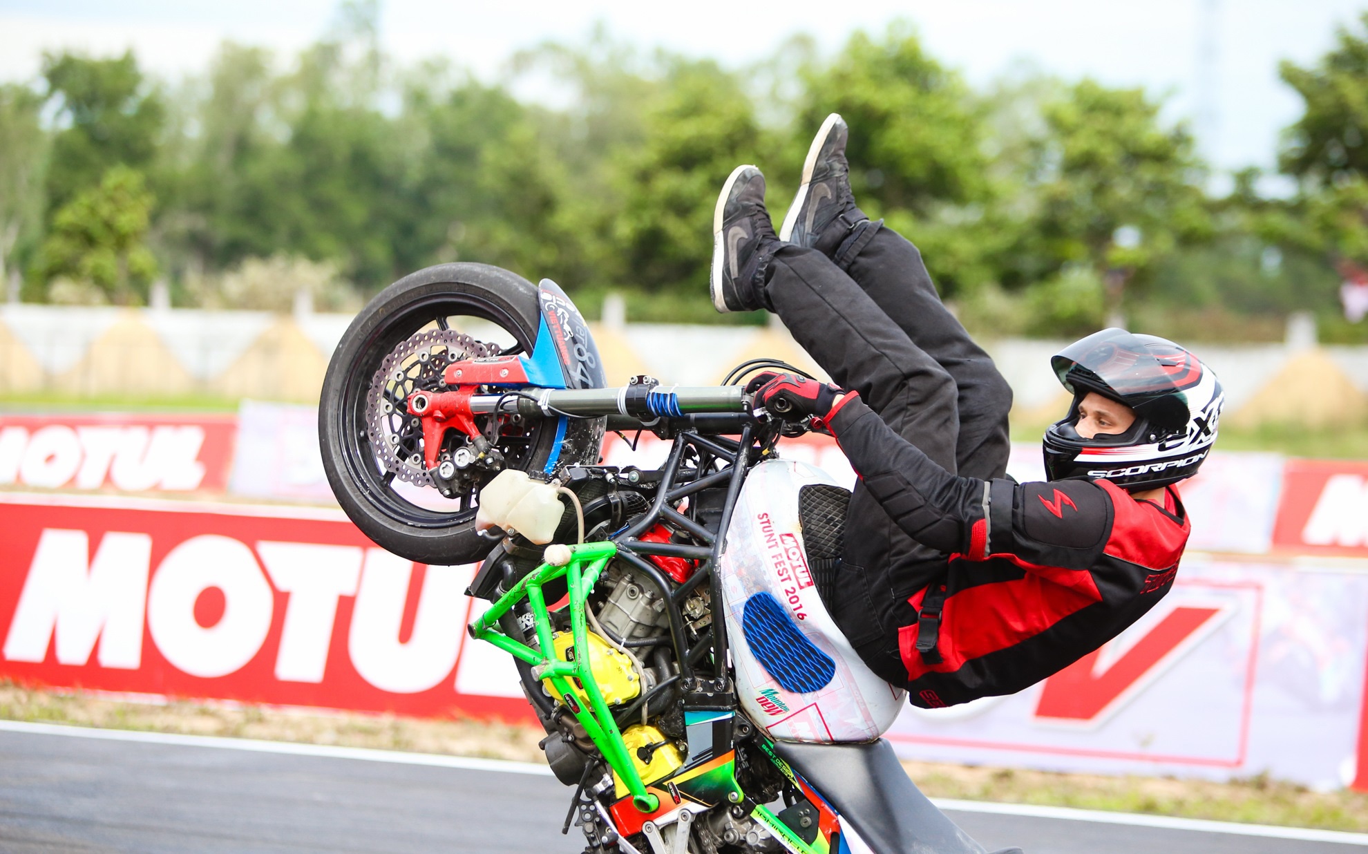 Stunter Nhat va My ve Binh Duong trinh dien xe mao hiem hinh anh