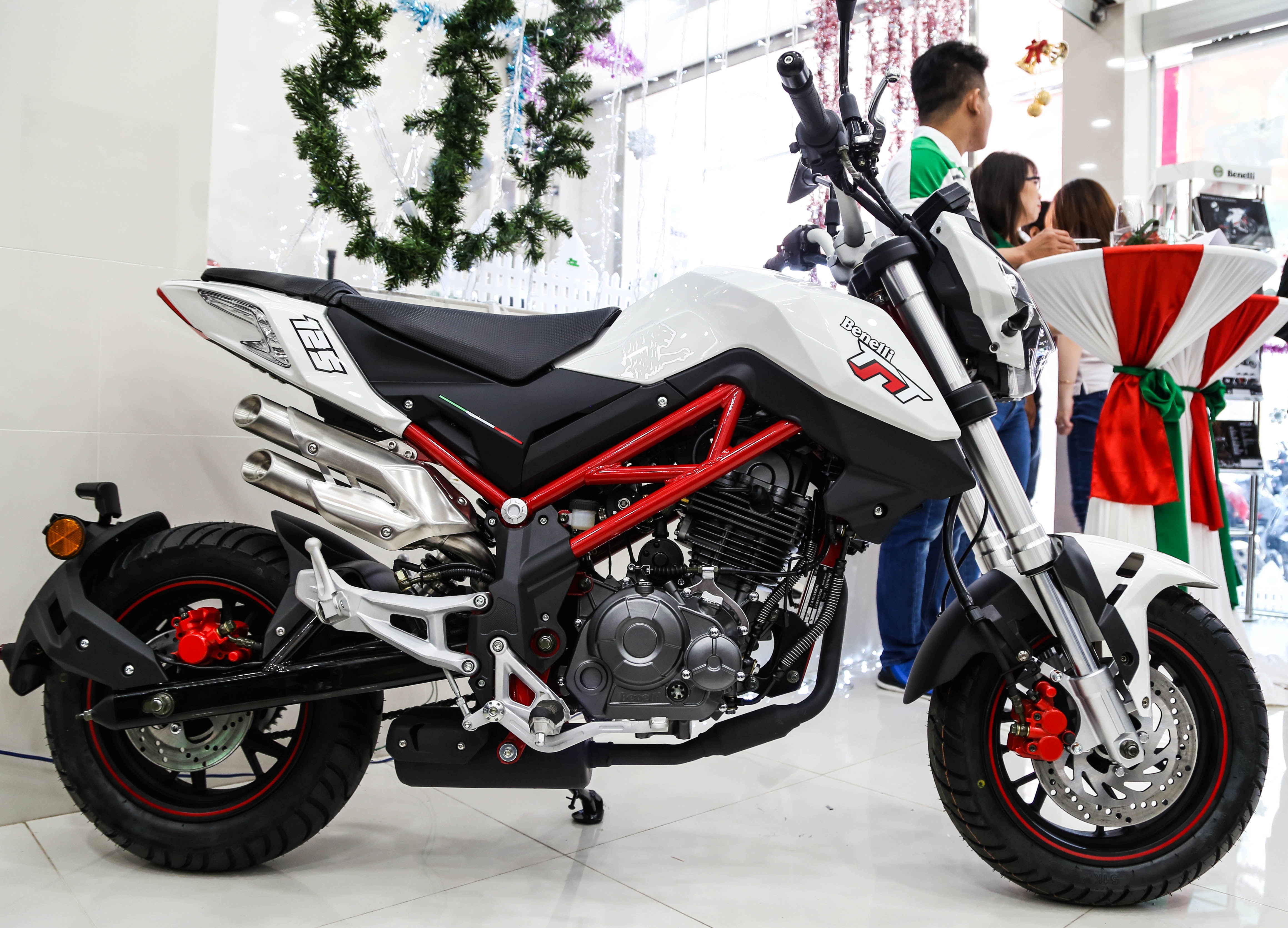 Xe con tay gia re Benelli anh 1