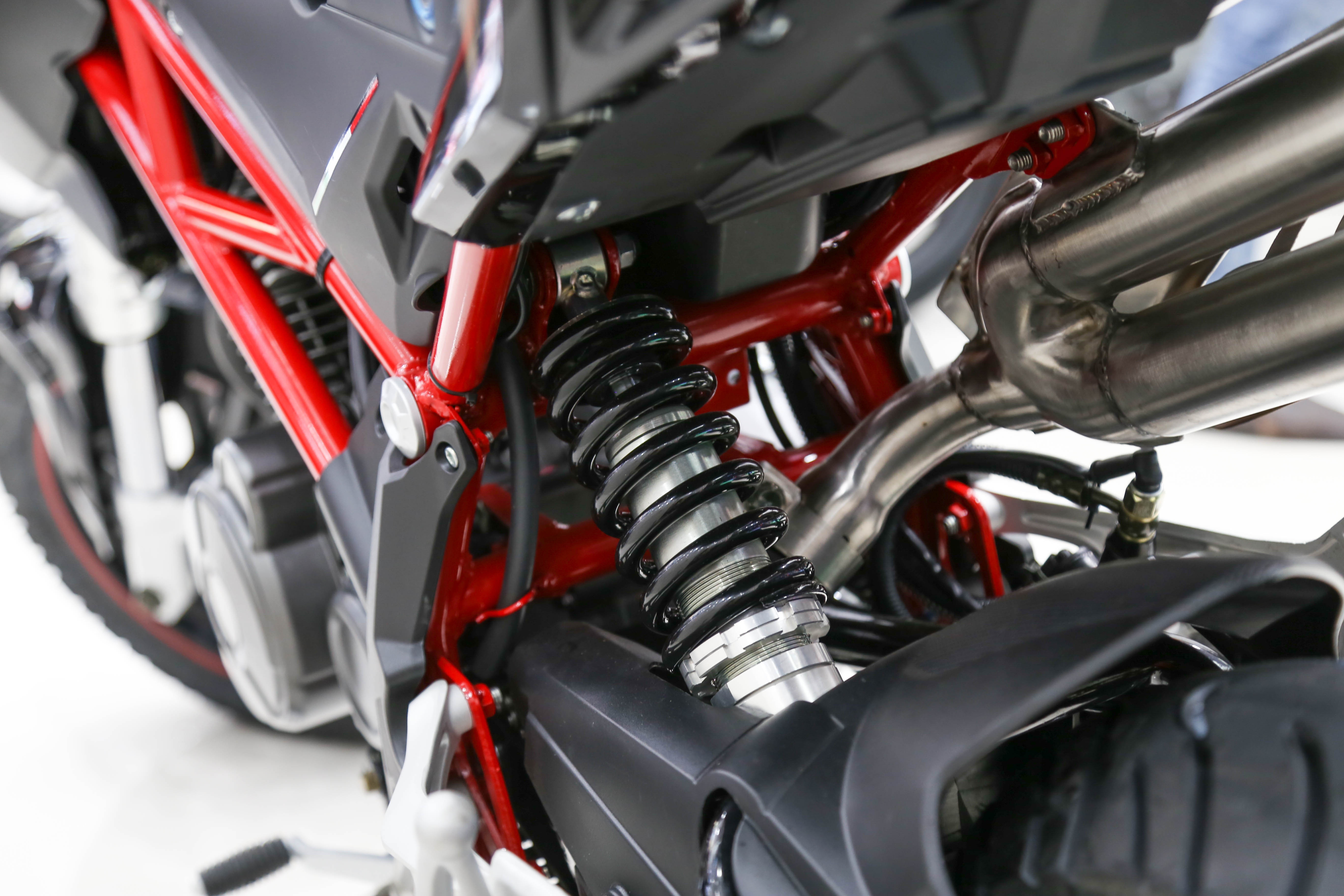 Xe con tay gia re Benelli anh 10