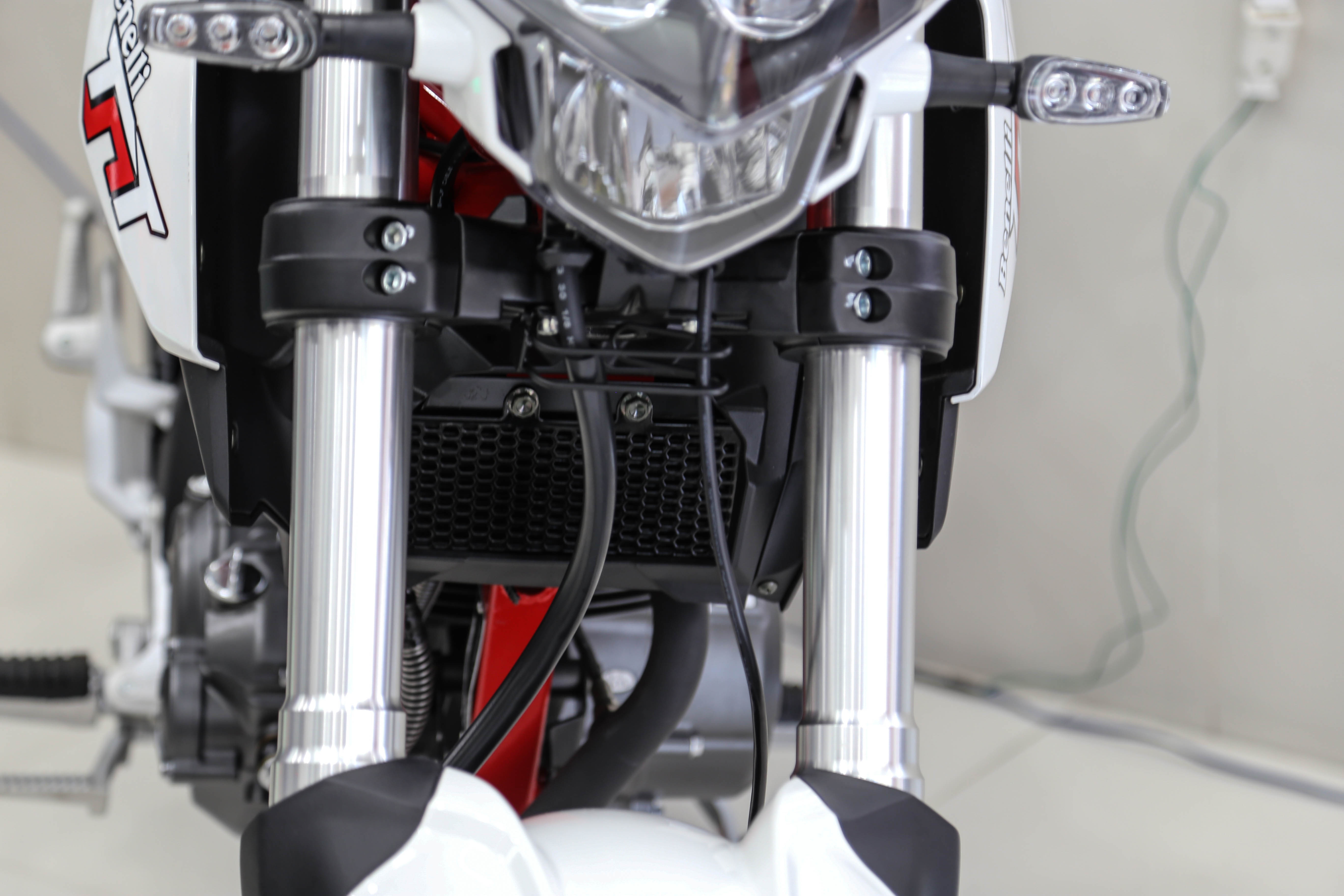 Xe con tay gia re Benelli anh 12