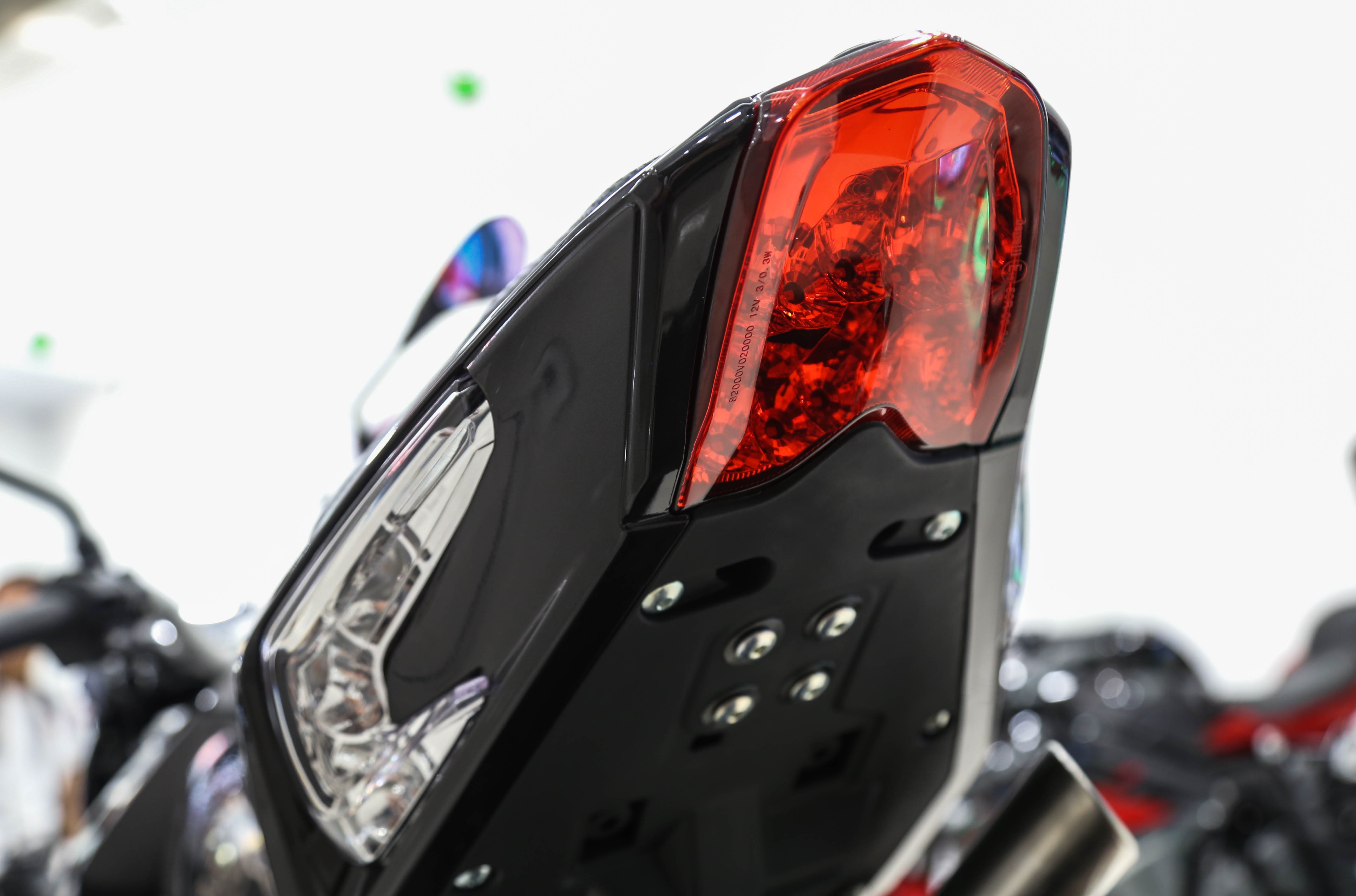 Xe con tay gia re Benelli anh 13