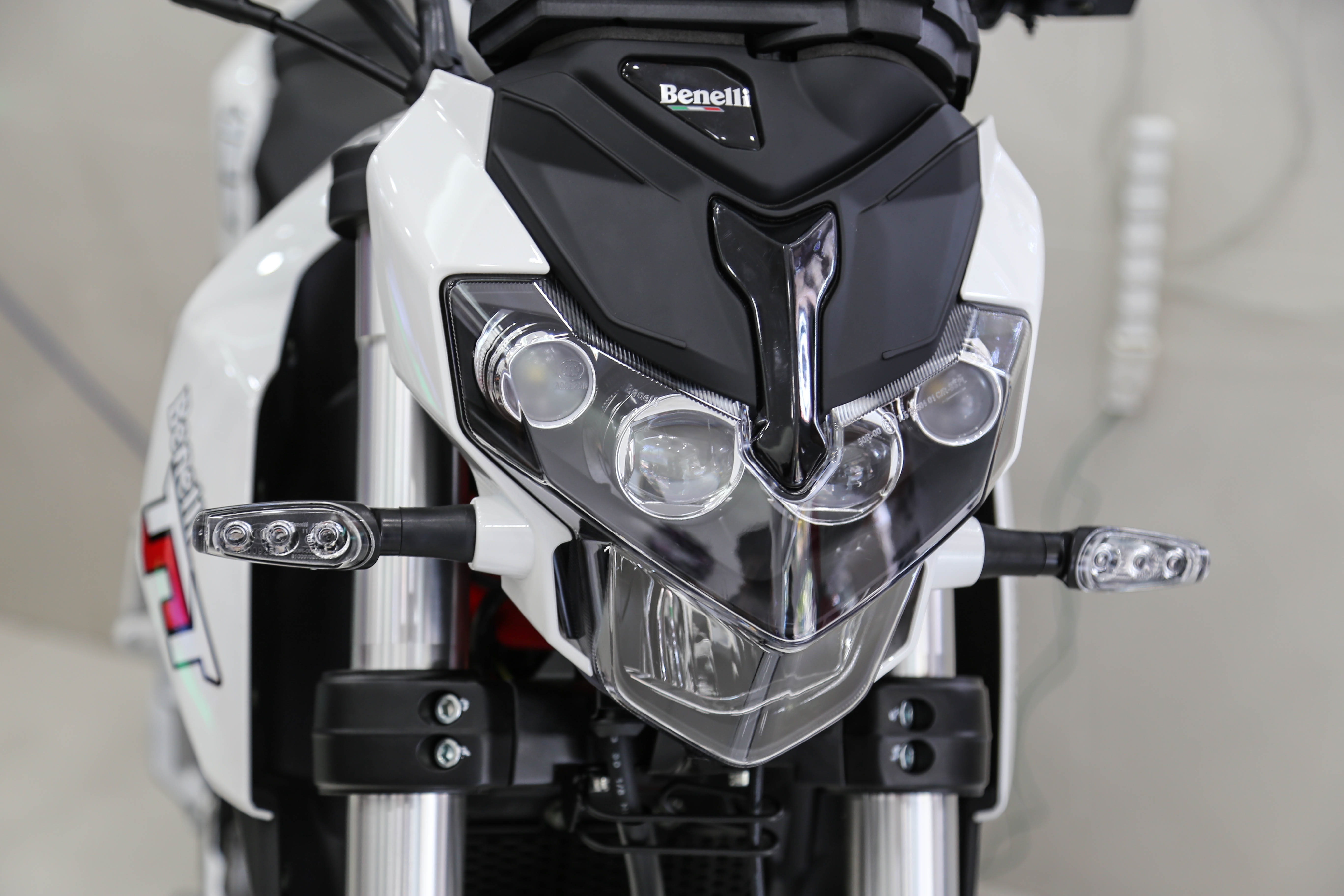 Xe con tay gia re Benelli anh 14