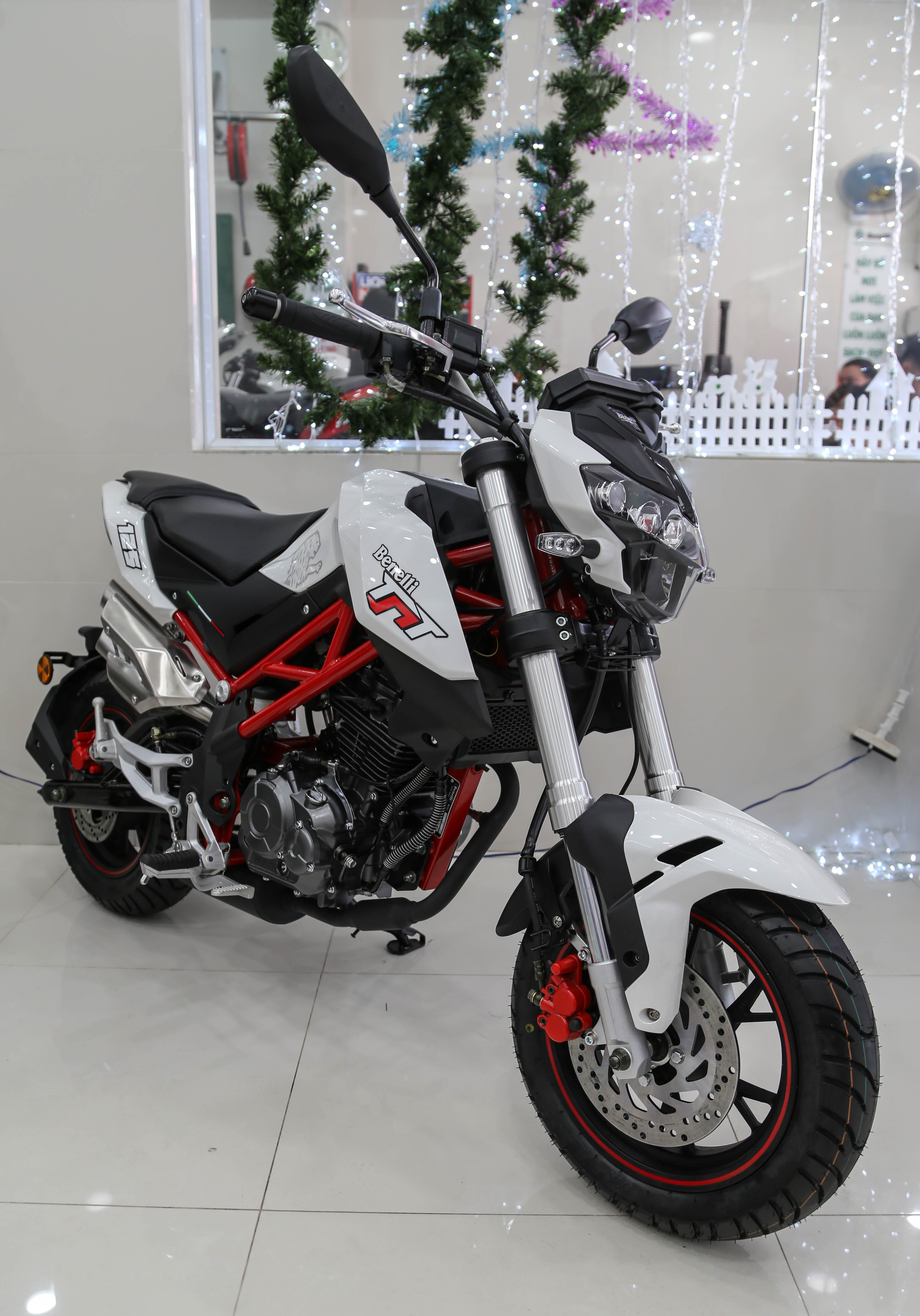 Xe con tay gia re Benelli anh 3