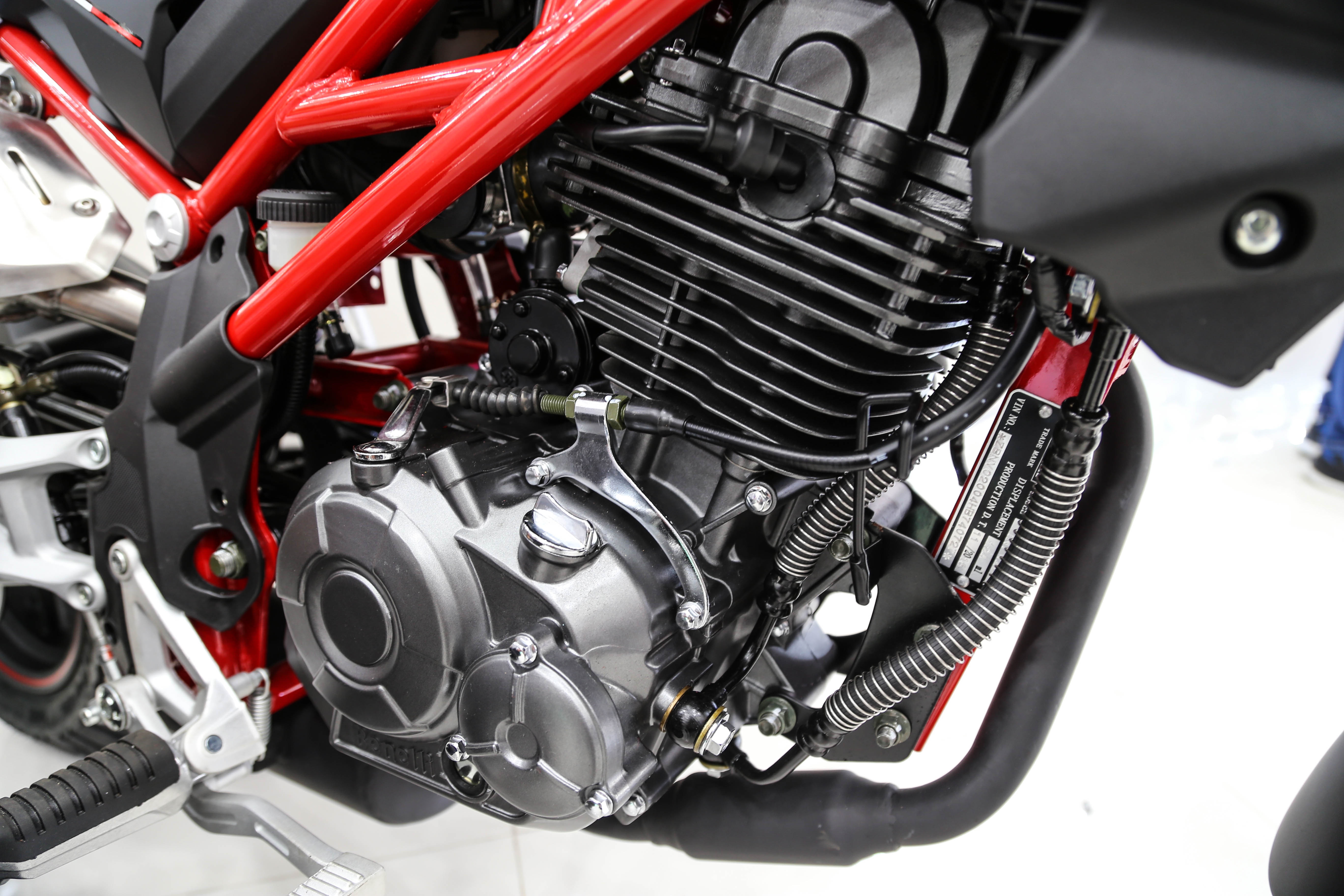 Xe con tay gia re Benelli anh 4