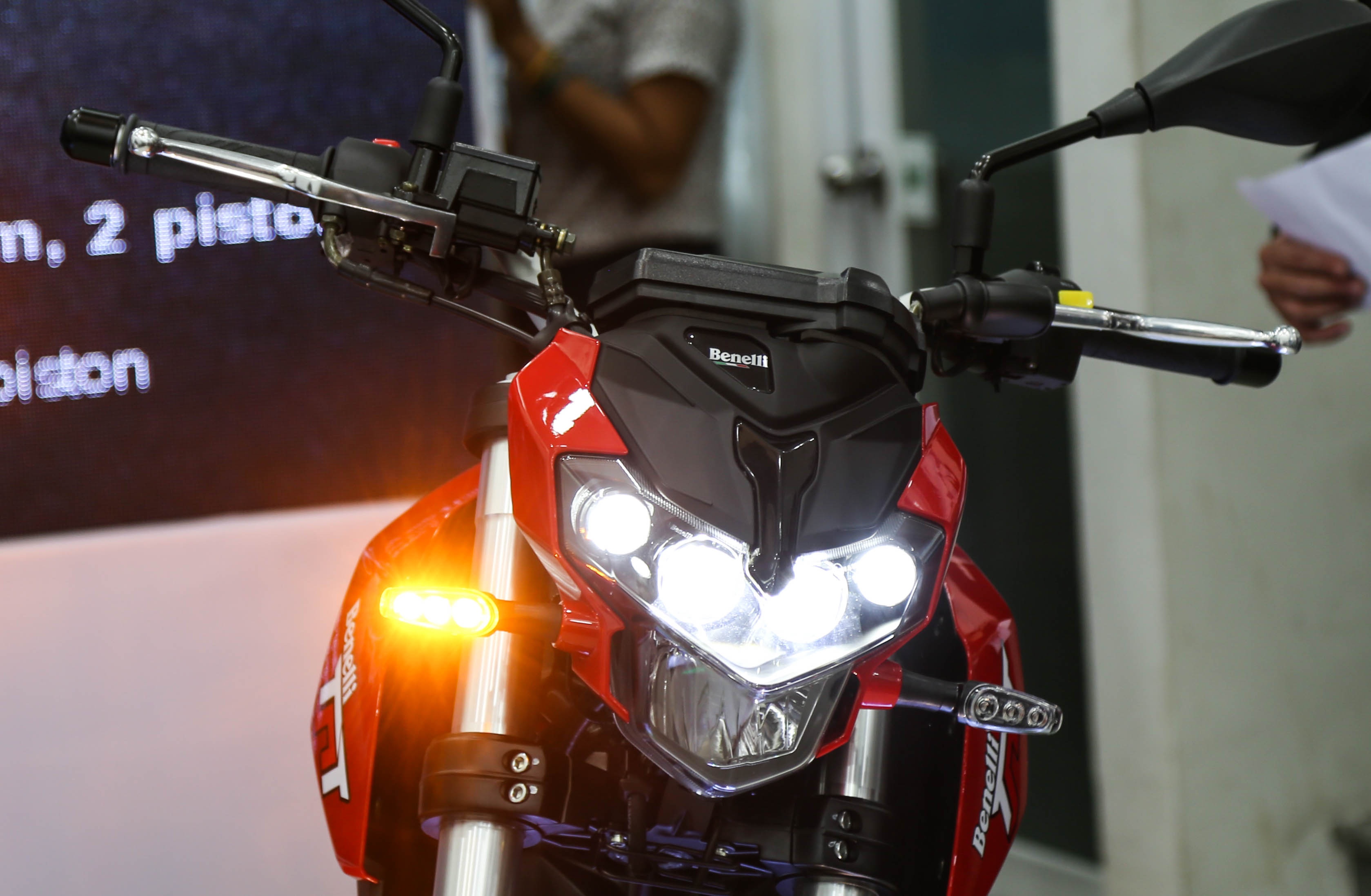 Xe con tay gia re Benelli anh 5