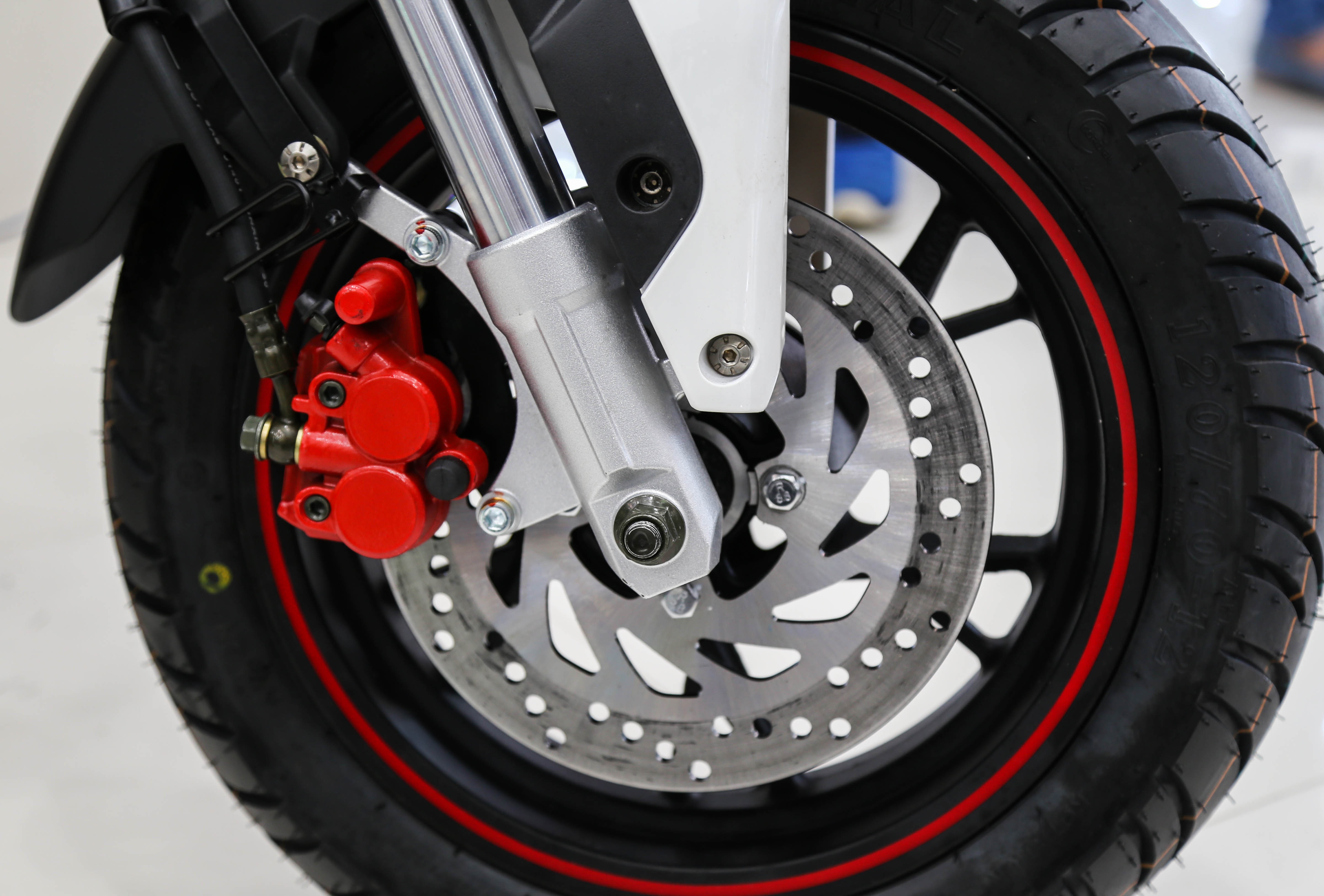 Xe con tay gia re Benelli anh 8